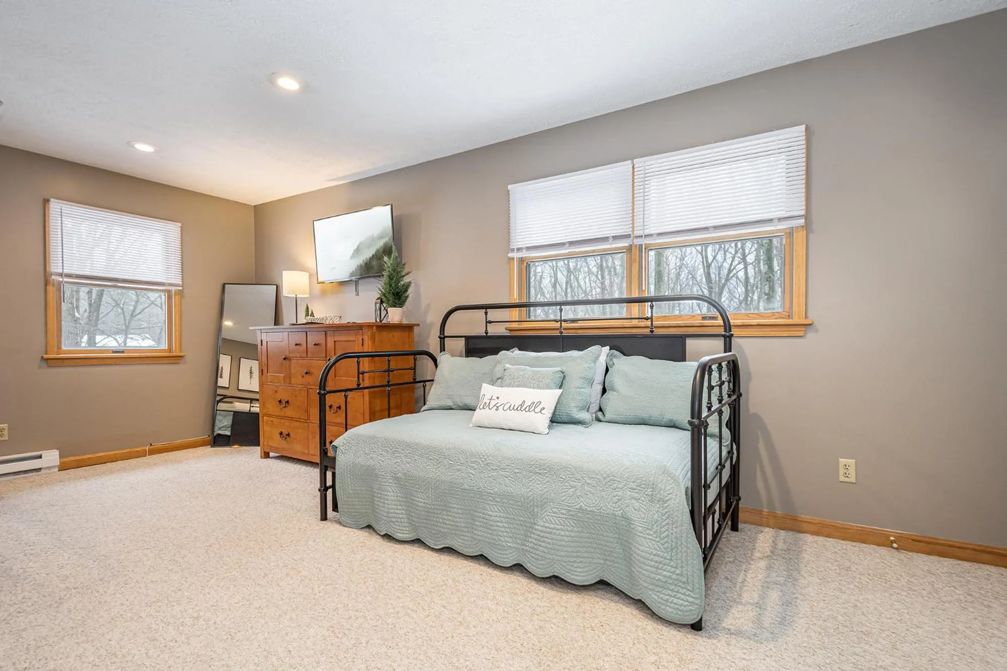 Property building, Bed in Cedarwoods