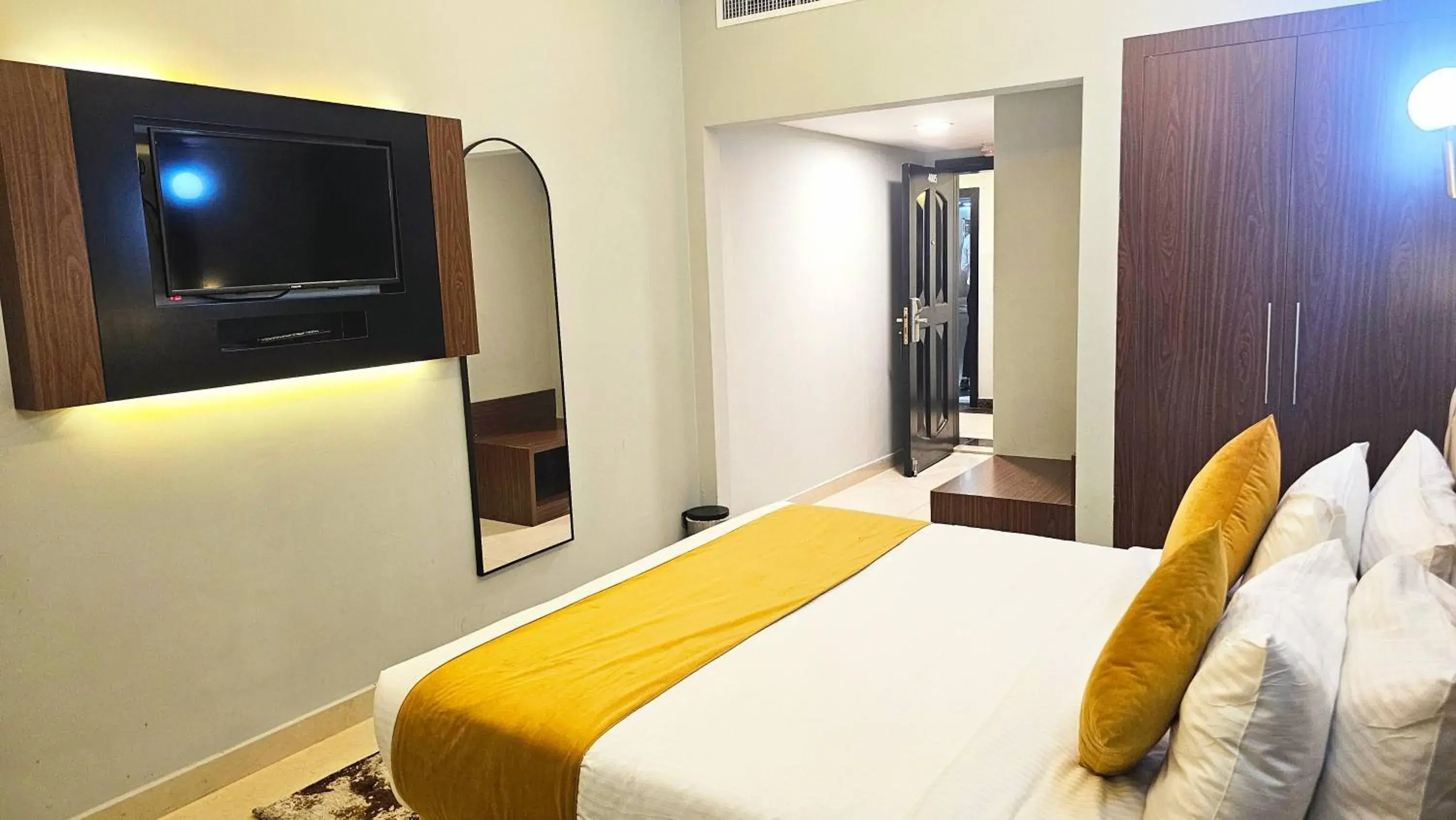 Bed in Concorde Inn Hotel Bed in Concorde Inn Hotel