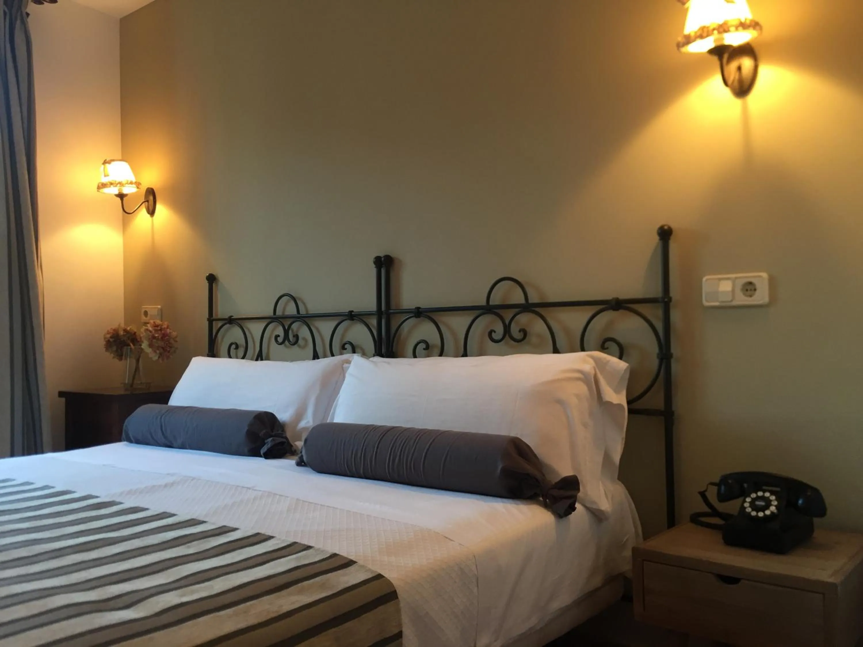 Photo of the whole room, Bed in Alda Casa De Los Reyes