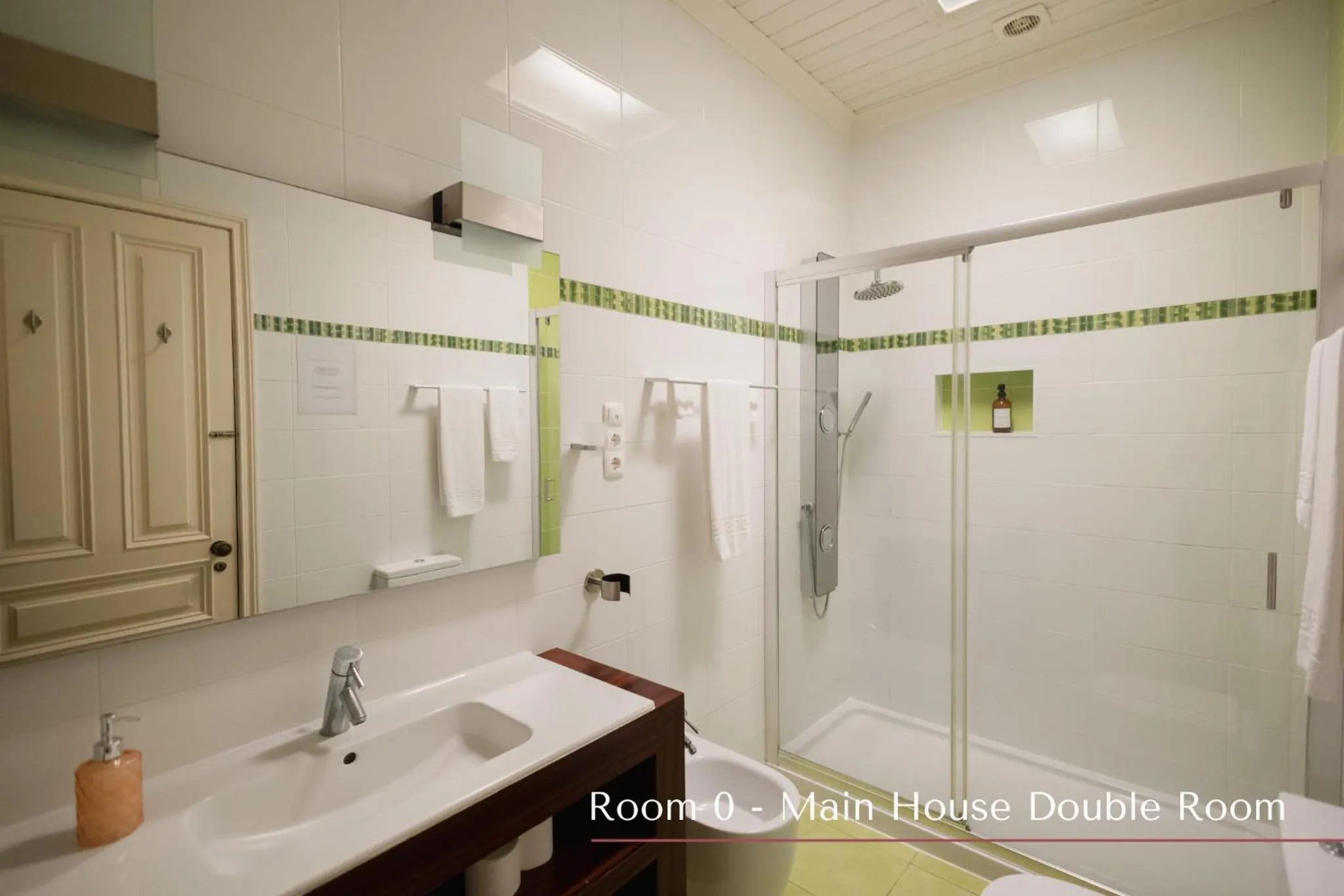 Shower in Solar de Lalém