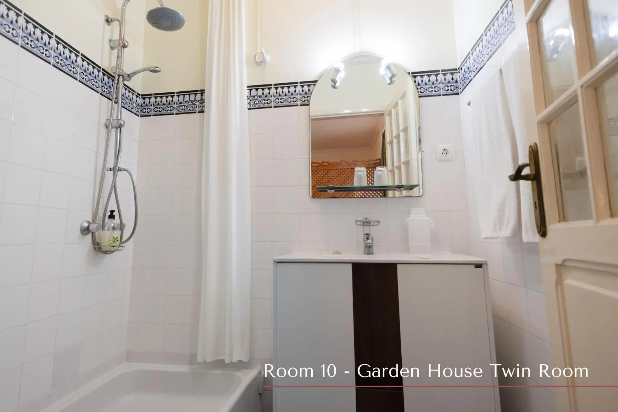 Shower in Solar de Lalém