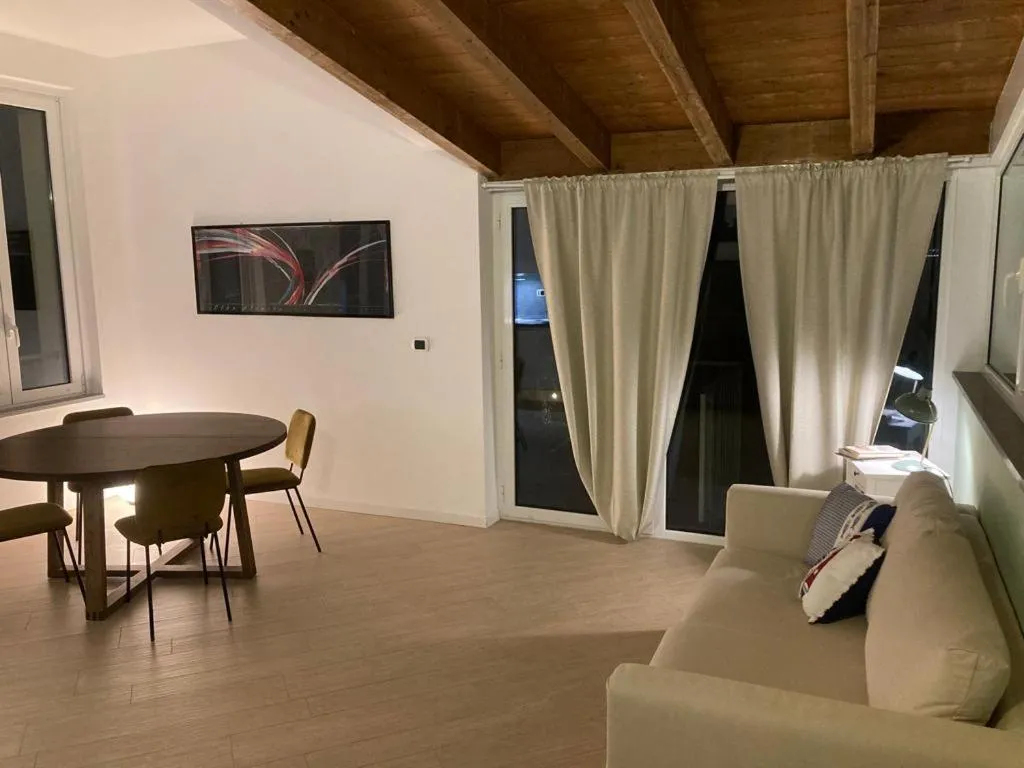 Communal lounge/ TV room in Appartamento romantico con piscina