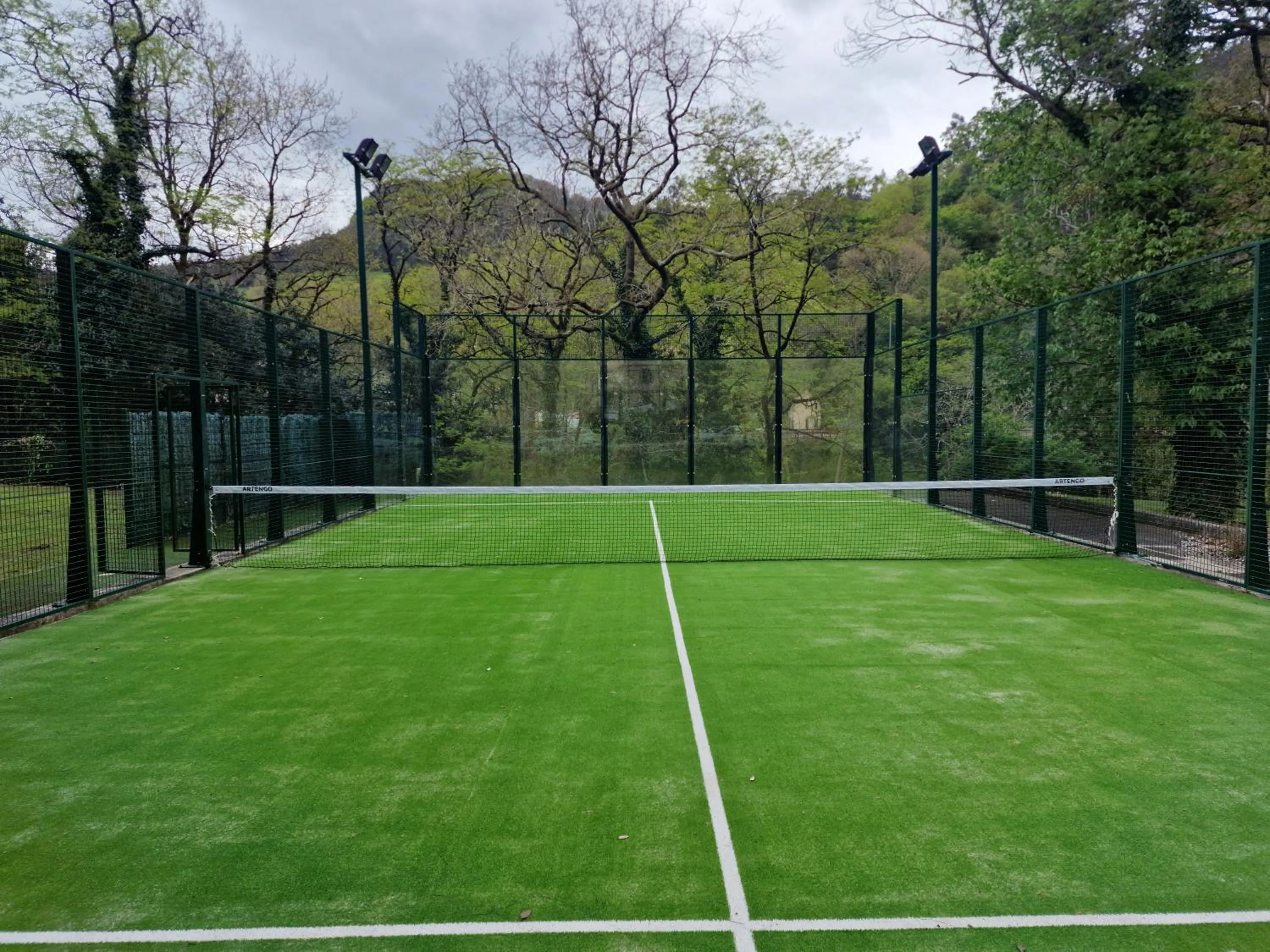 Tennis court in Gran Hotel Balneario De Puente Viesgo