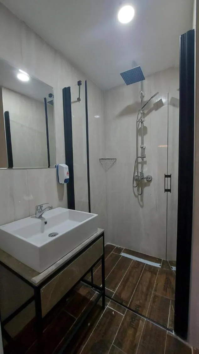 Shower in Lupo Libero Hotel Spa