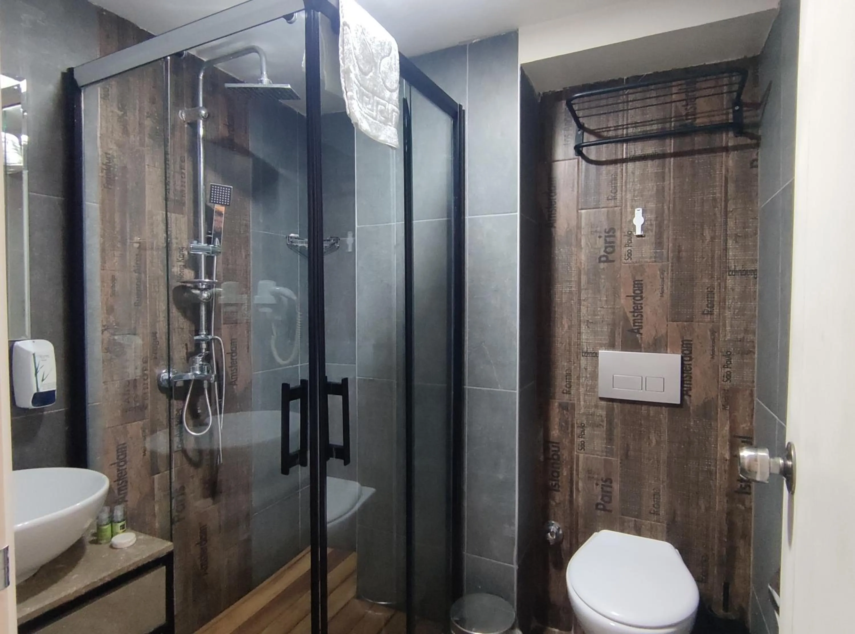 Shower in Lupo Libero Hotel Spa