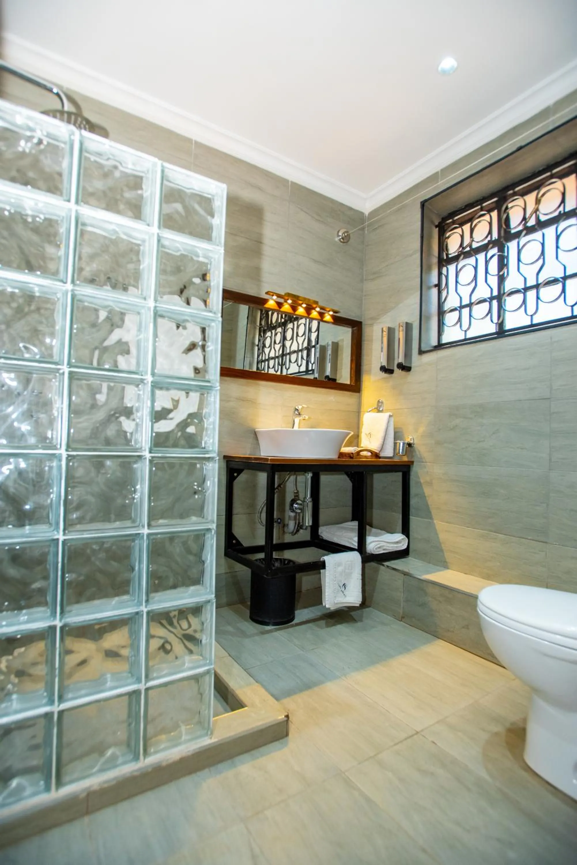 Shower in Cozy Stead Hotel - Garden House, Gigiri