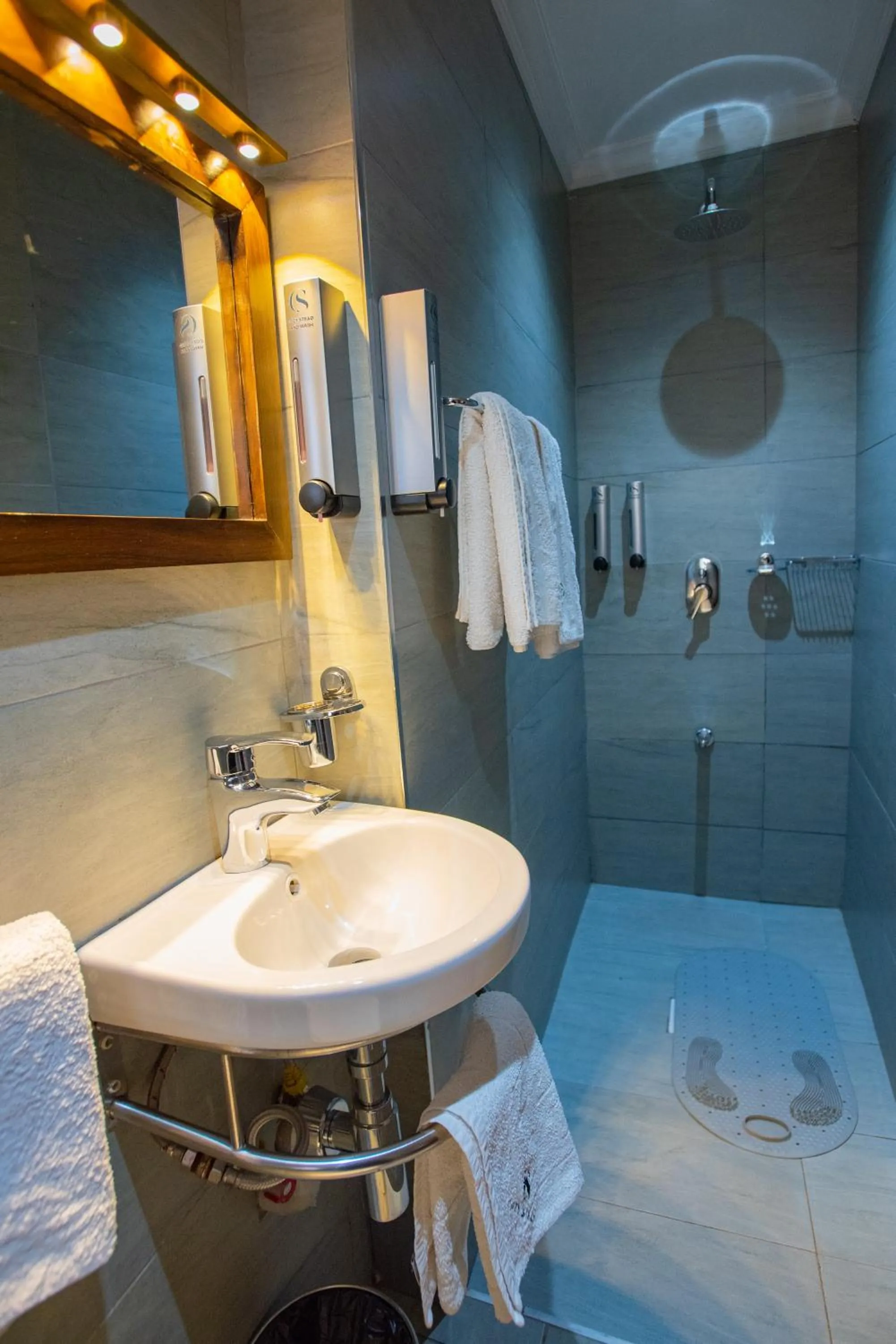 Shower in Cozy Stead Hotel - Garden House, Gigiri
