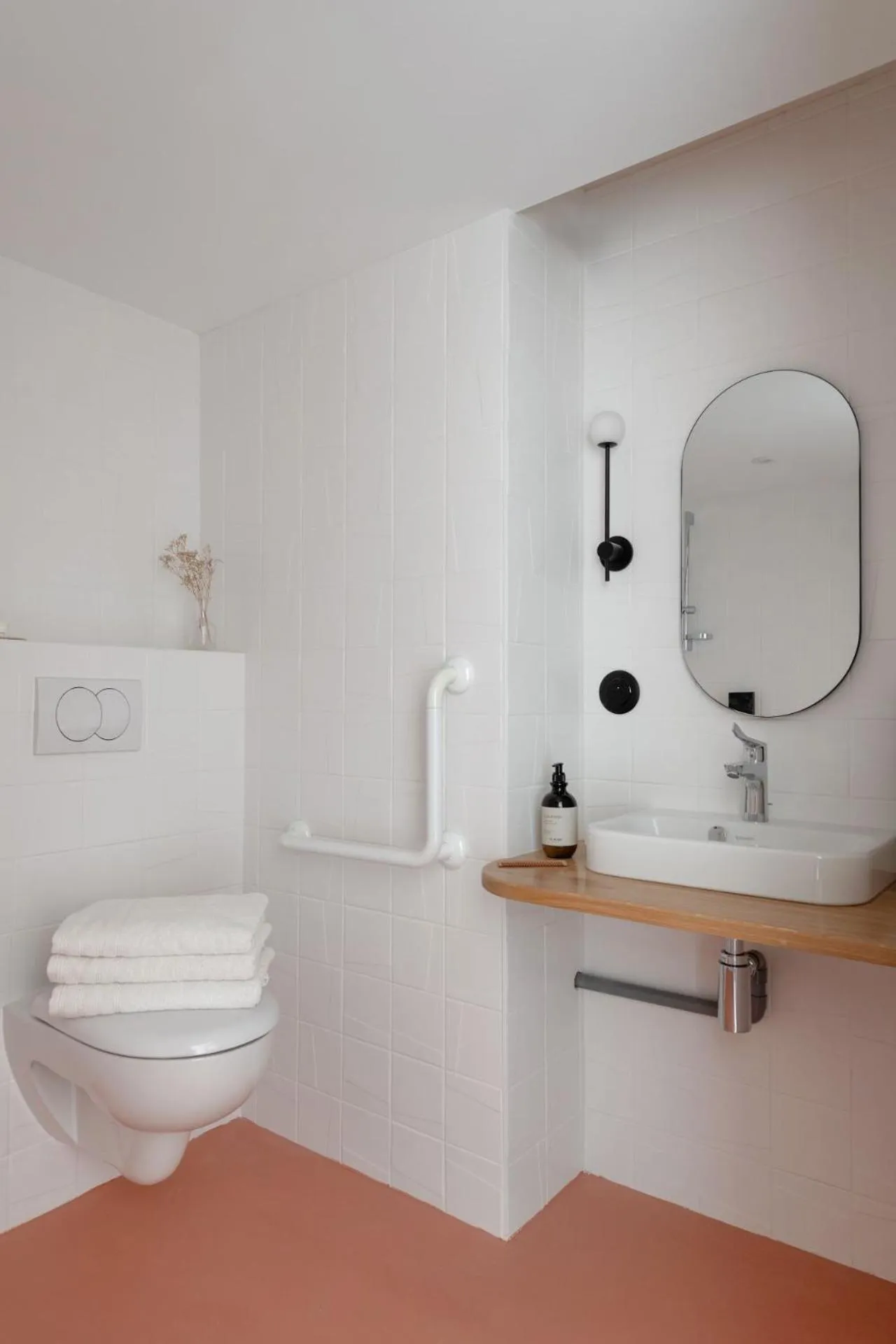 Toilet in Hôtel Le Prieuré