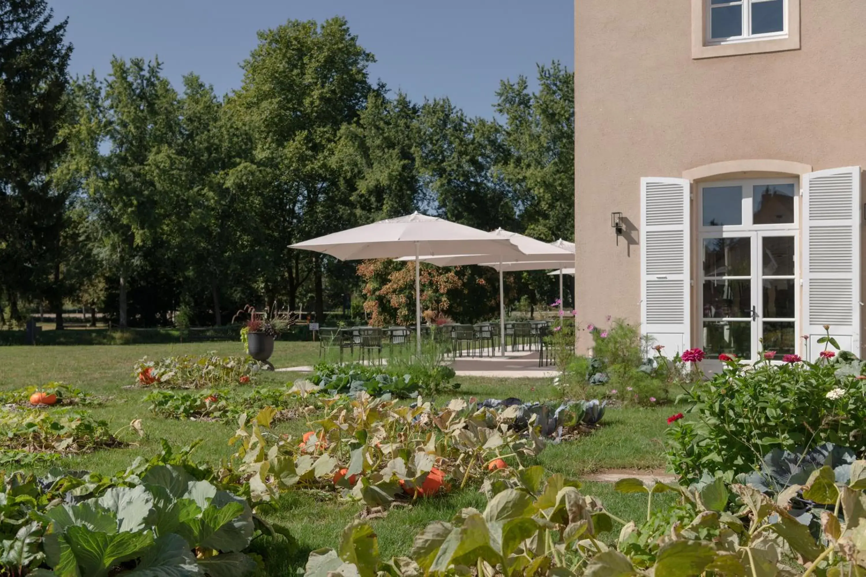 Property building in Hôtel Le Prieuré Property building in Hôtel Le Prieuré