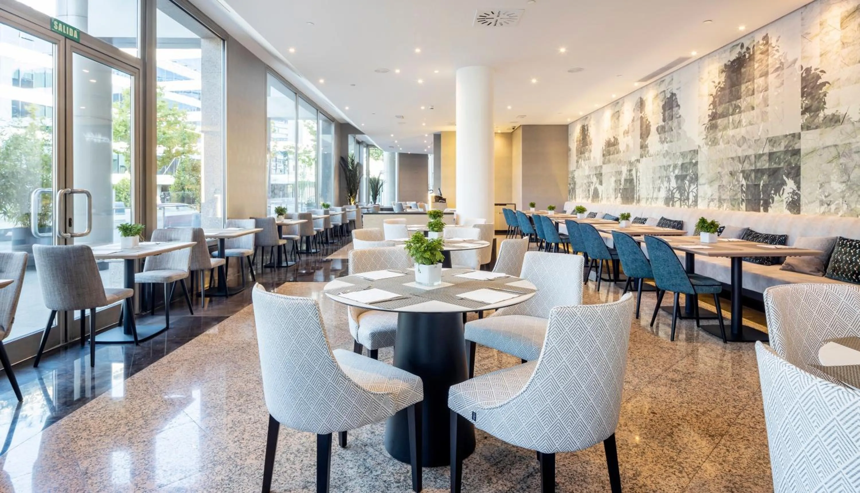 Restaurant/places to eat in Ilunion Alcalá Norte