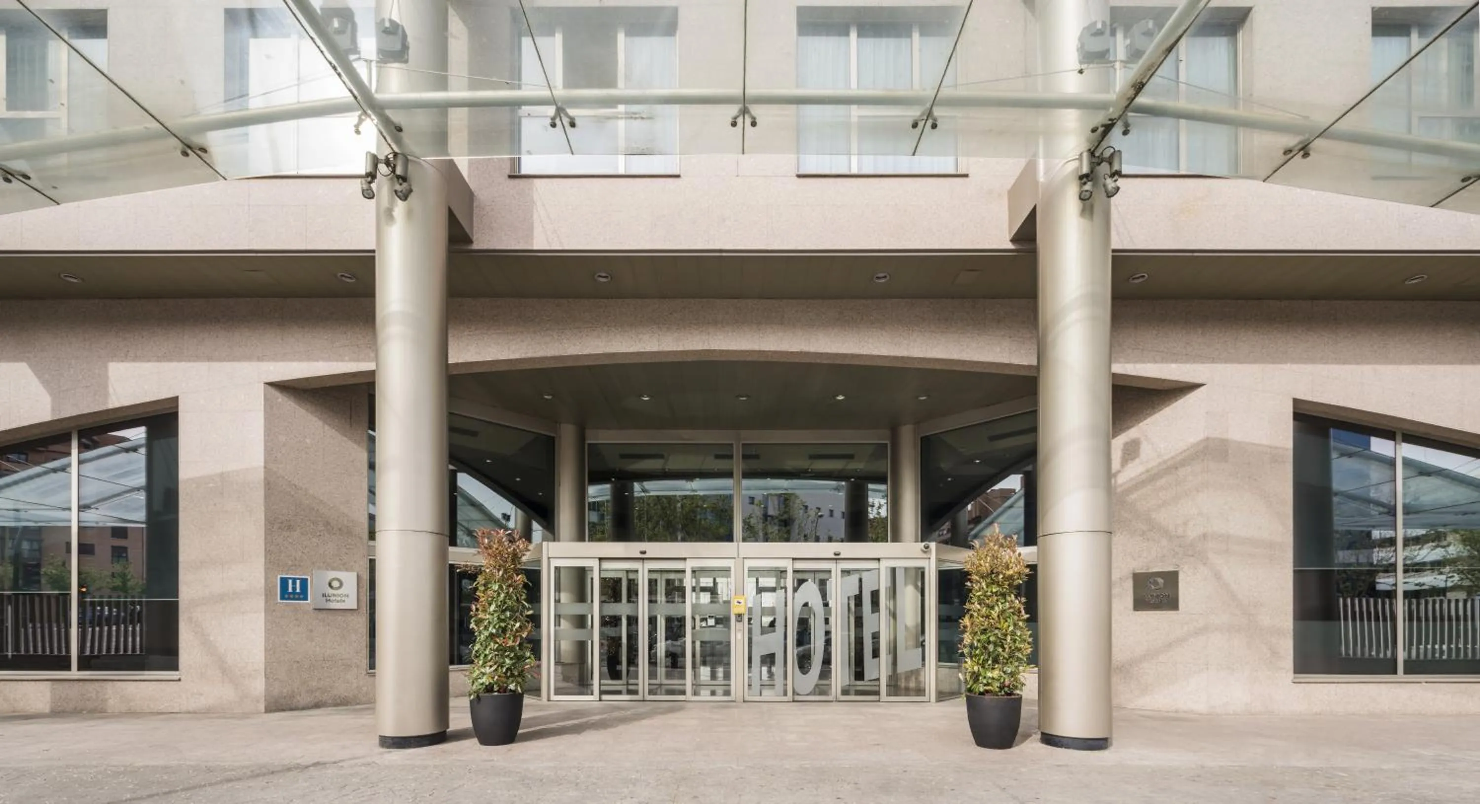 Facade/entrance in Ilunion Alcalá Norte