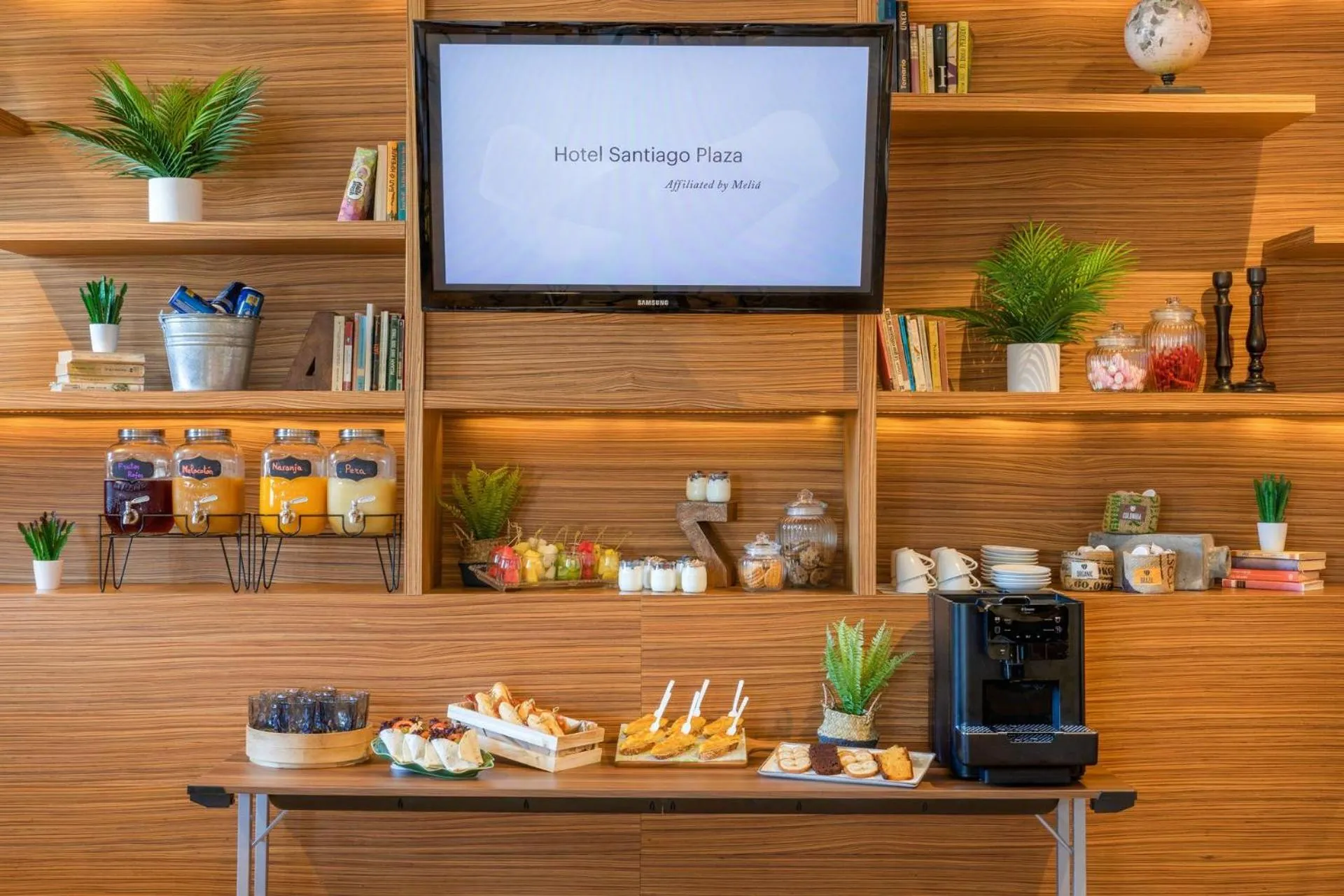 Food and drinks in Hotel Santiago Plaza Affiliated by Meliá