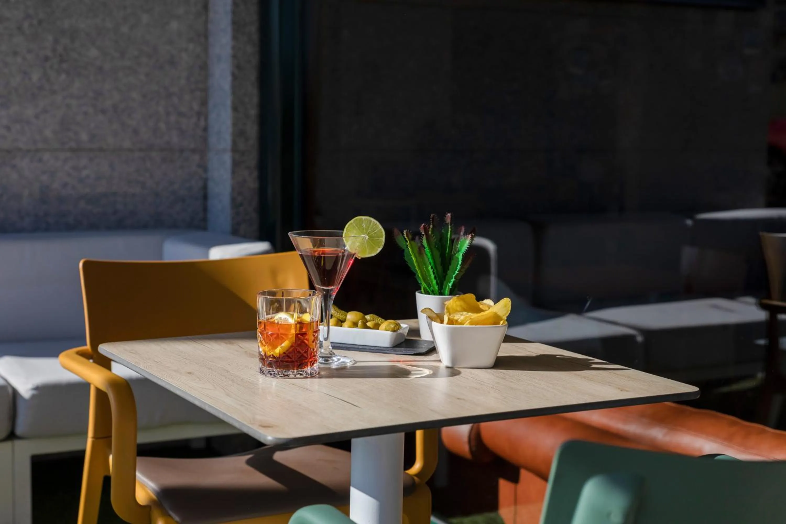 Food and drinks in Hotel Santiago Plaza Affiliated by Meliá