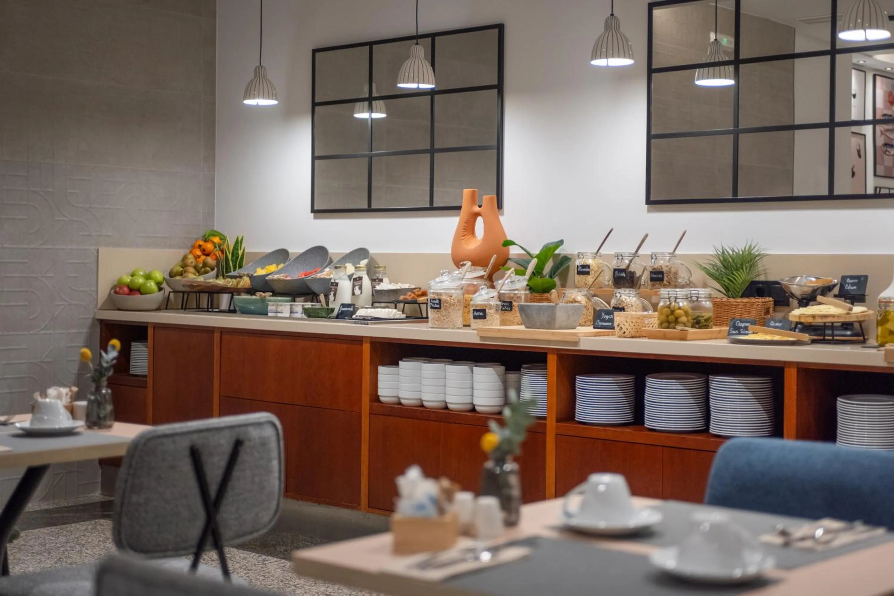 Buffet breakfast in Hotel Santiago Plaza Affiliated by Meliá