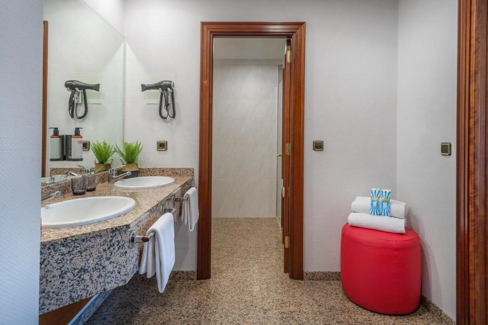 Toilet in Hotel Santiago Plaza Affiliated by Meliá