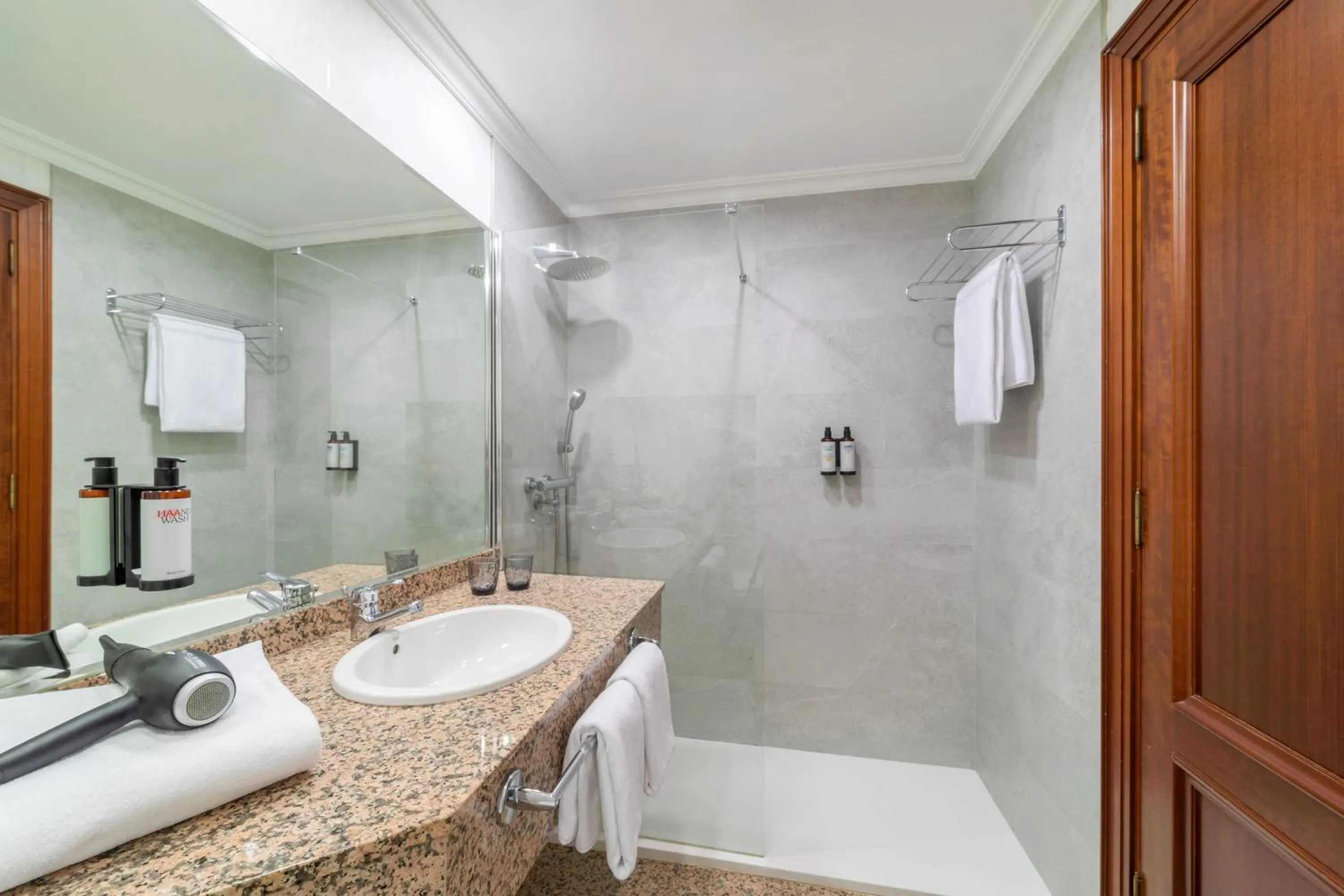 Shower in Hotel Santiago Plaza Affiliated by Meliá