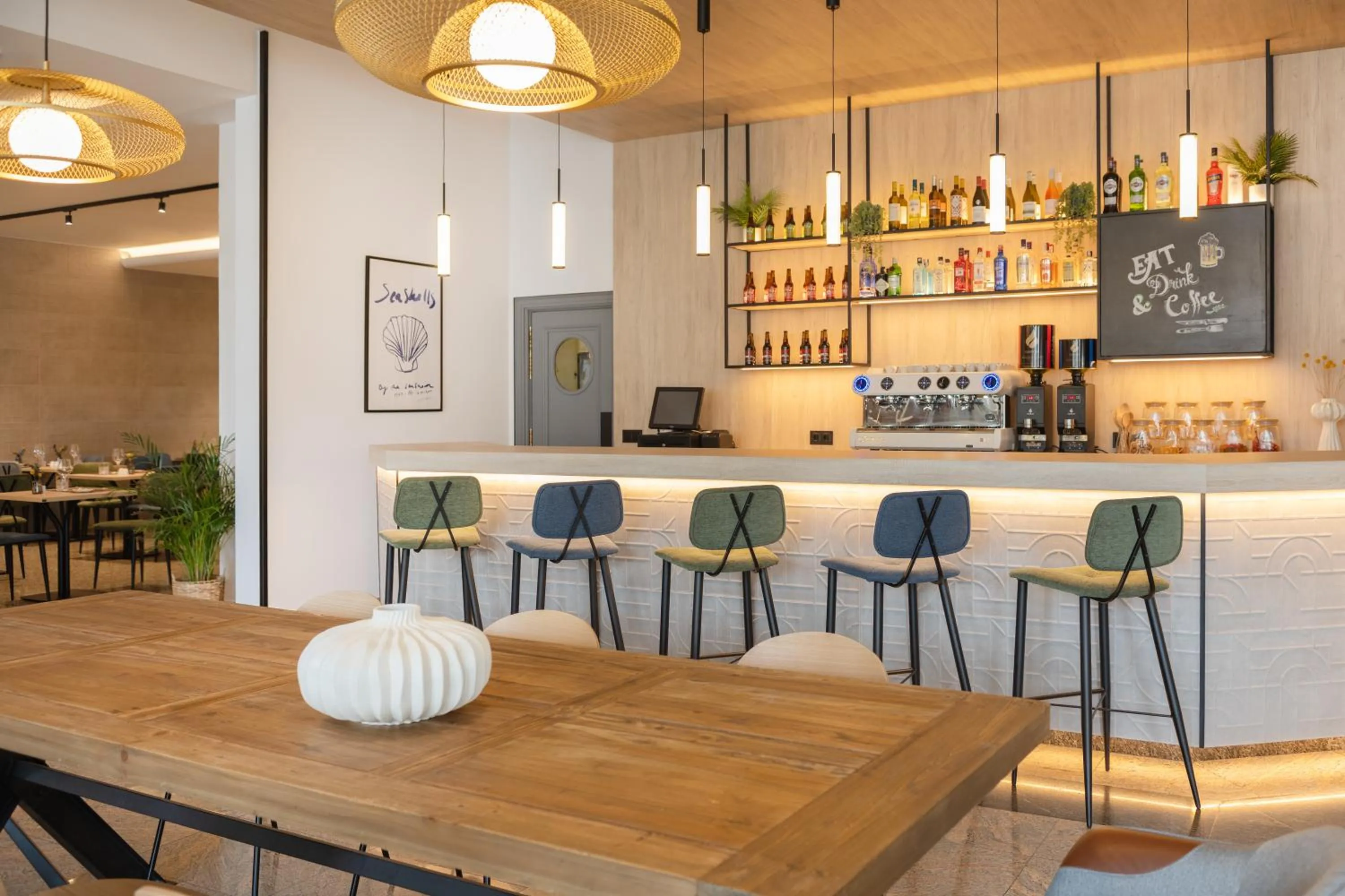 Lounge or bar in Hotel Santiago Plaza Affiliated by Meliá