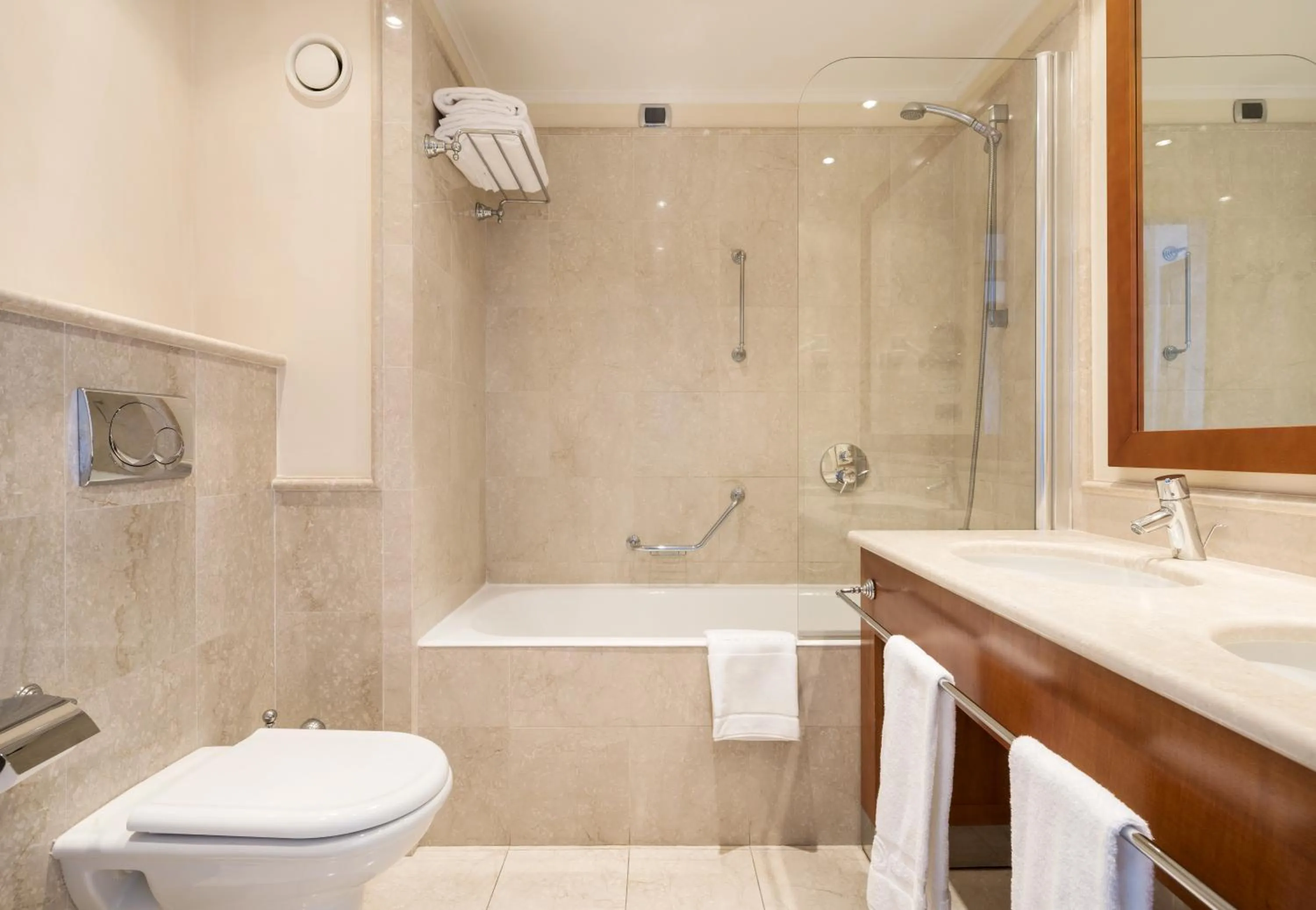 Bathroom in Ilunion Aqua 4