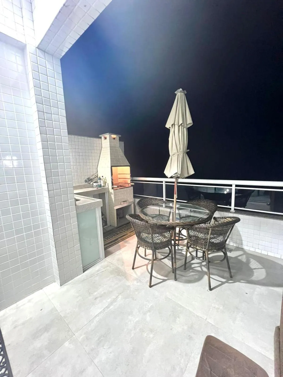 Night in Eu Amo Arraial Hospedagem - Cobertura com Jacuzzi Praia Grande