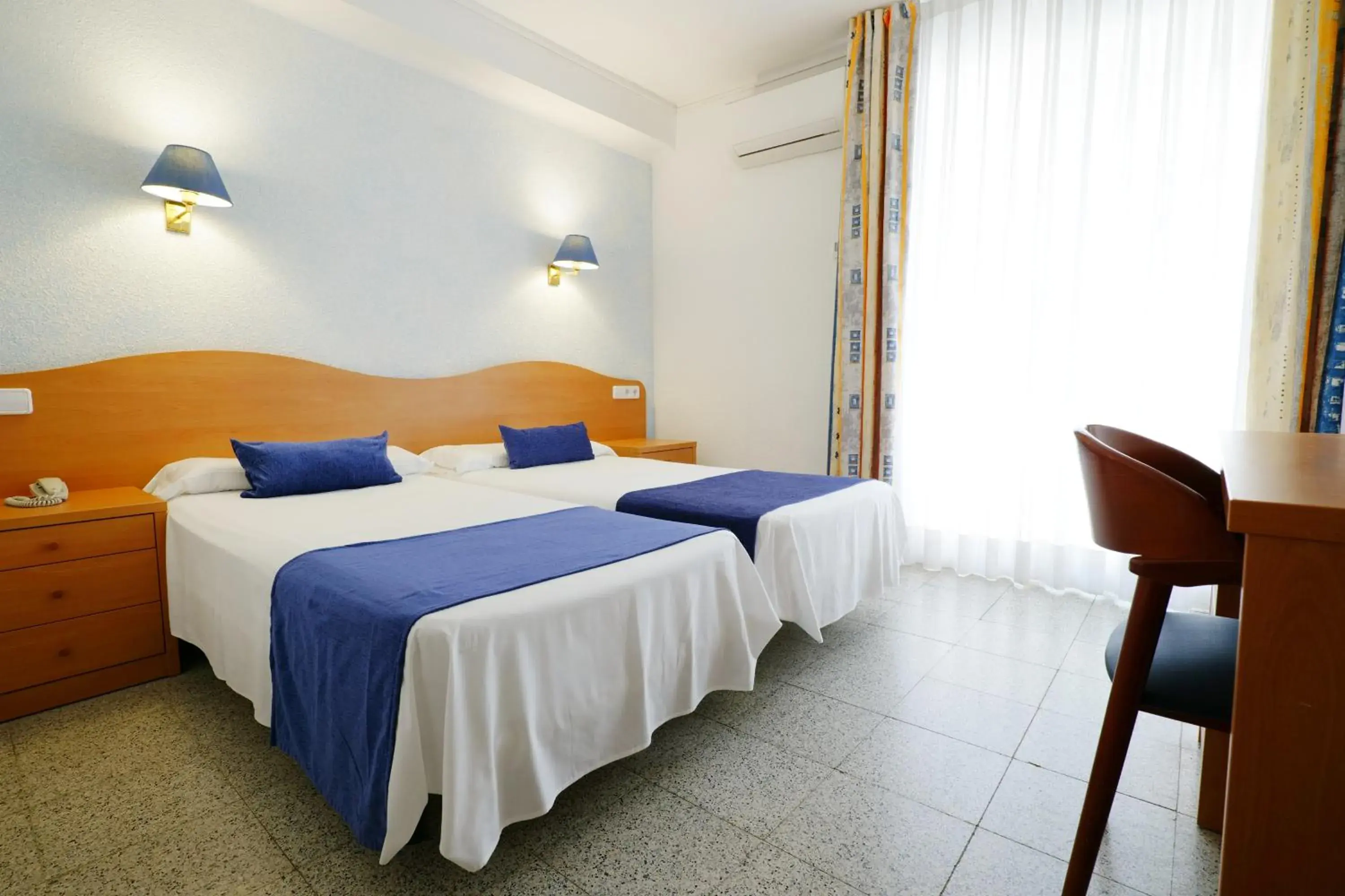 Interior Double or Twin Room (1 - 2 beds) in Hotel Internacional Interior Double or Twin Room (1 - 2 beds) in Hotel Internacional