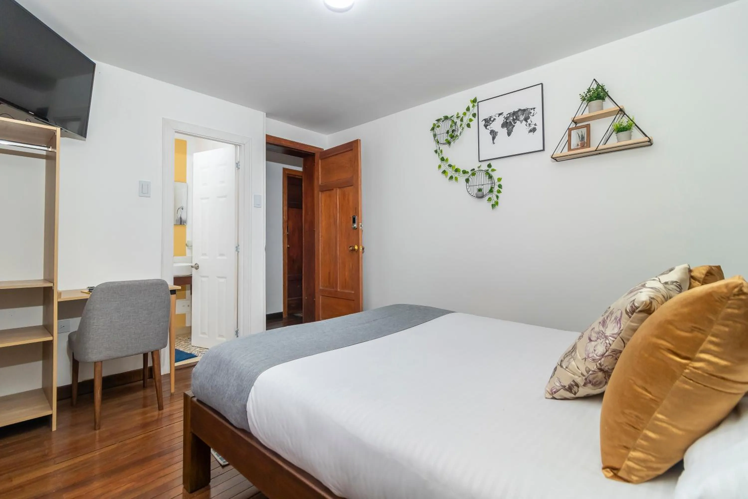 Photo of the whole room, Bed in Corazon del Molino Corferias Bogota- Embajada Americana