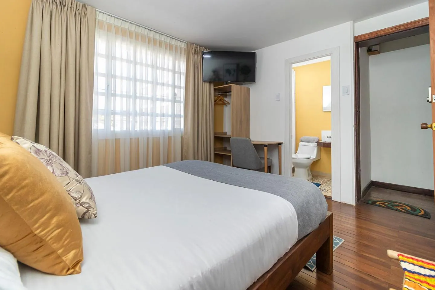 Photo of the whole room, Bed in Corazon del Molino Corferias Bogota- Embajada Americana