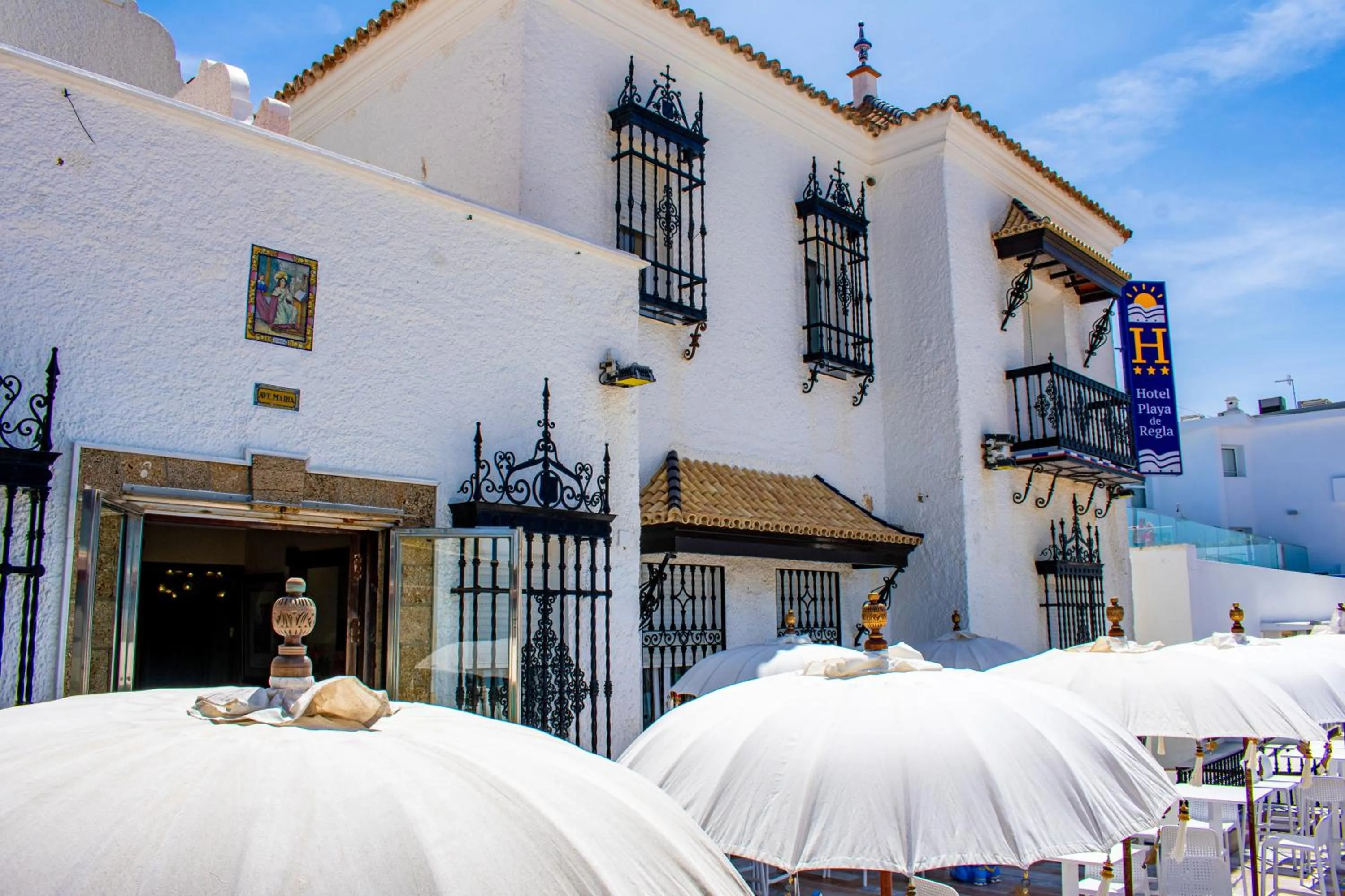 Facade/entrance in Hotel Playa de Regla