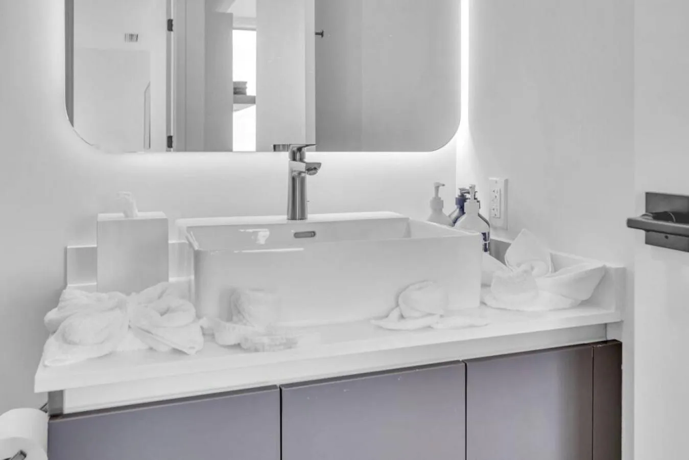 Modern 1 Bed Condo across from Bayside in Downtown