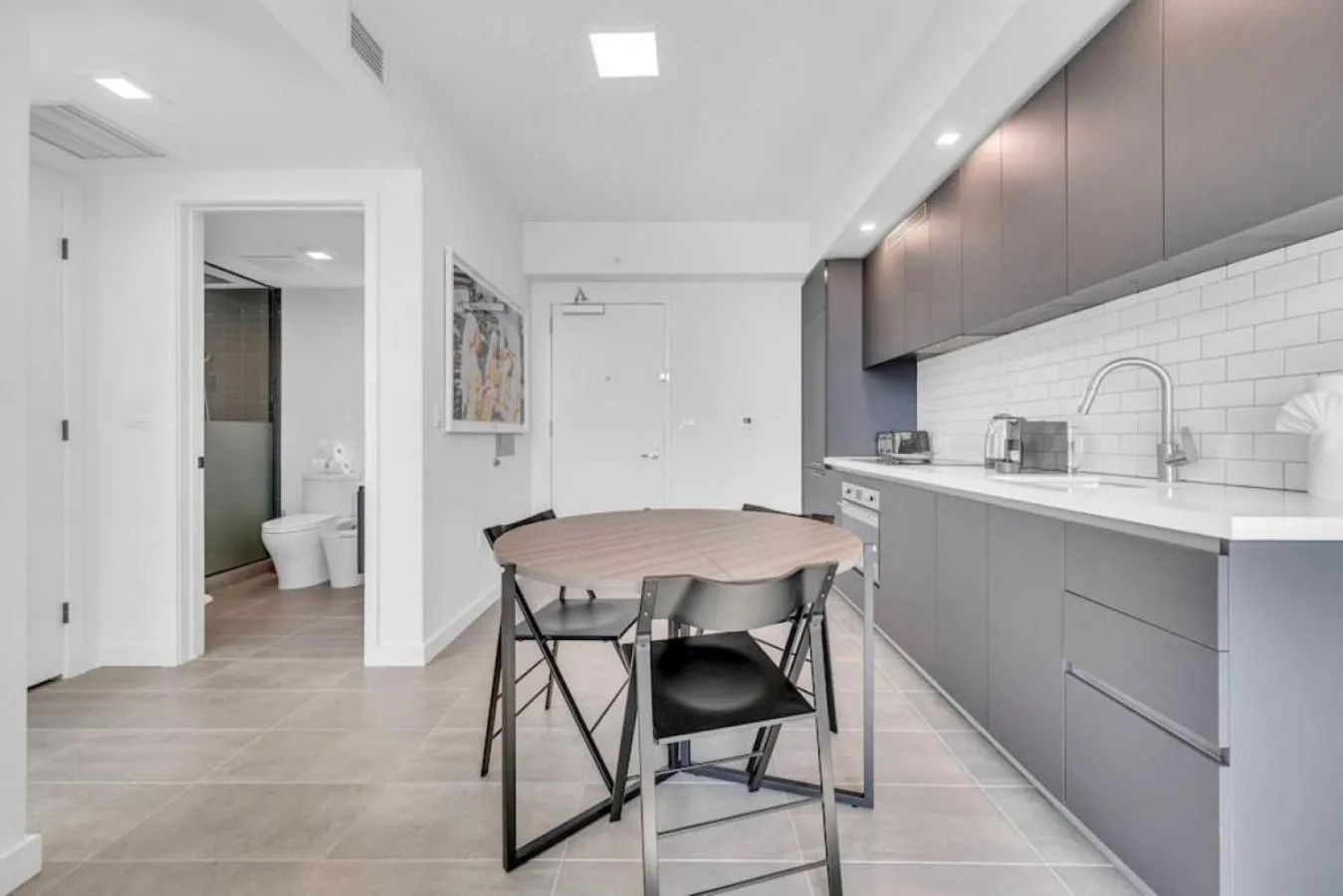 Modern 1 Bed Condo across from Bayside in Downtown