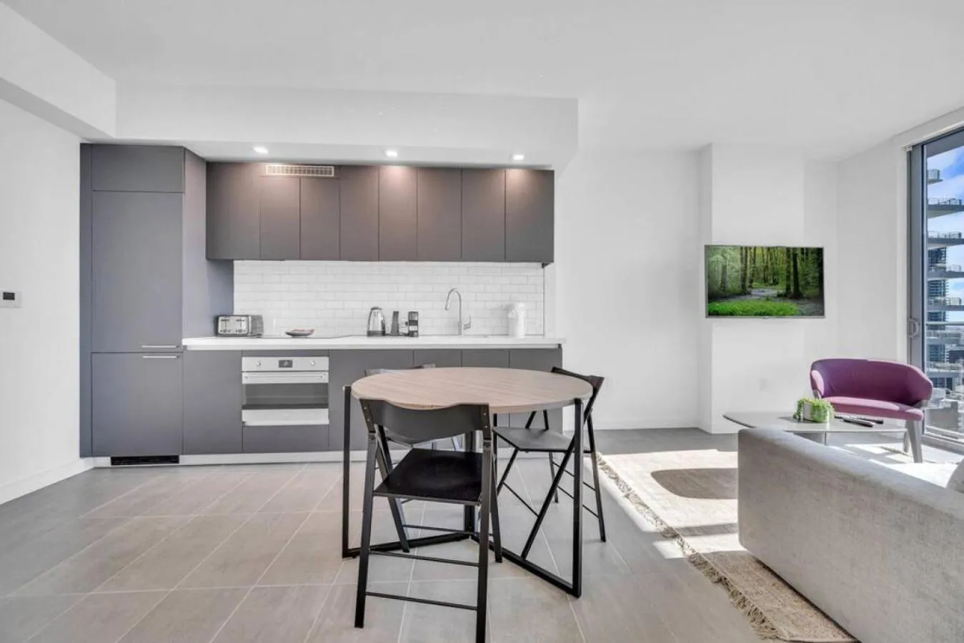 Modern 1 Bed Condo across from Bayside in Downtown