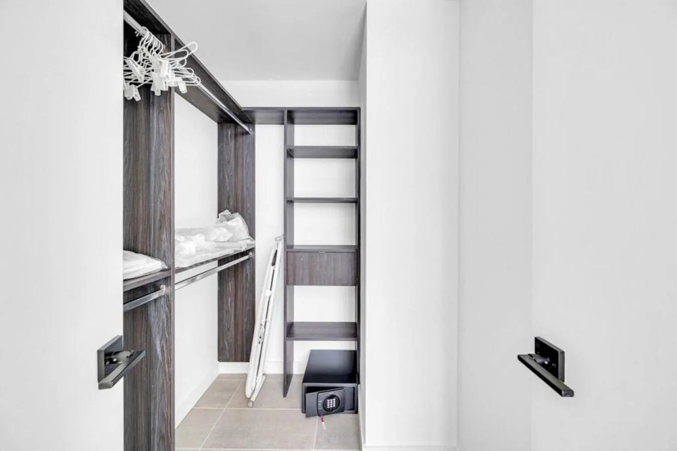 Modern 1 Bed Condo across from Bayside in Downtown