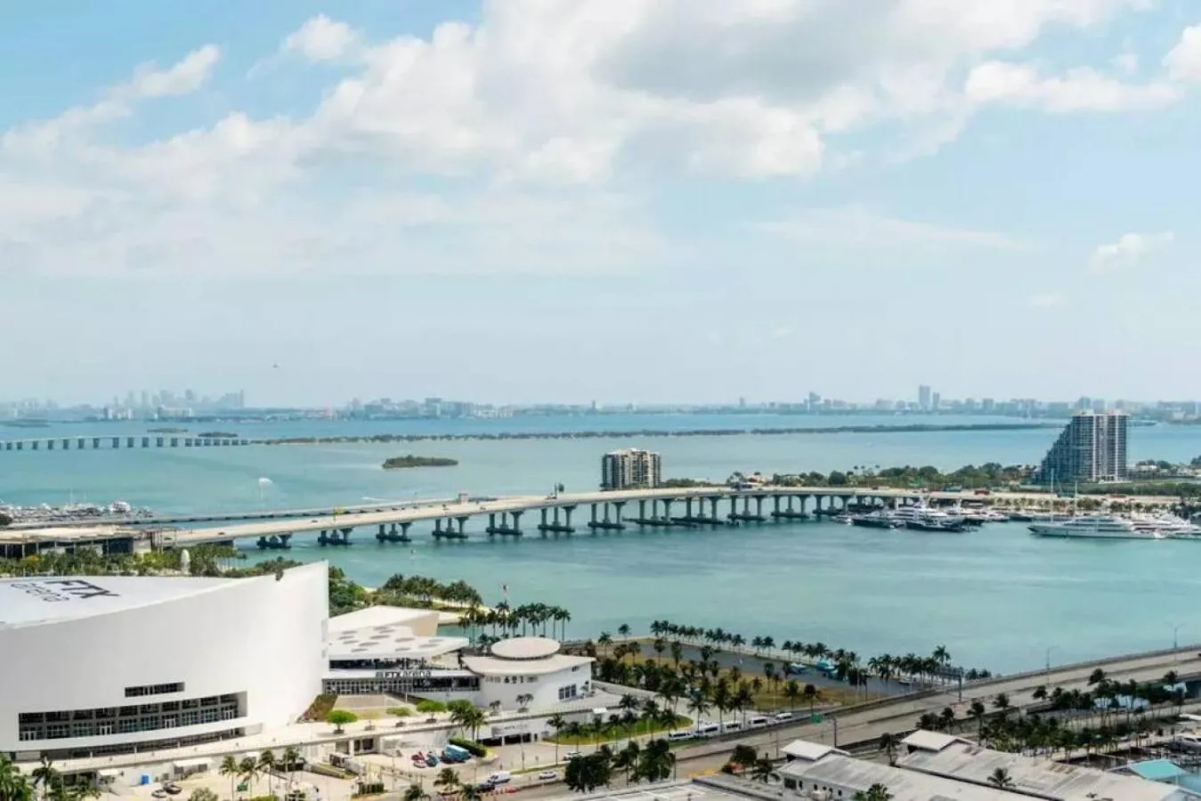 Modern 1 Bed Condo across from Bayside in Downtown