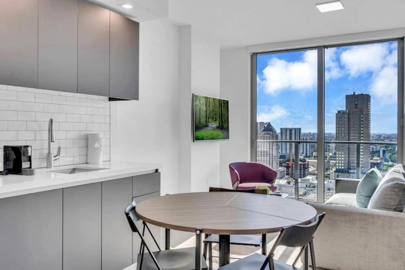 Modern 1 Bed Condo across from Bayside in Downtown