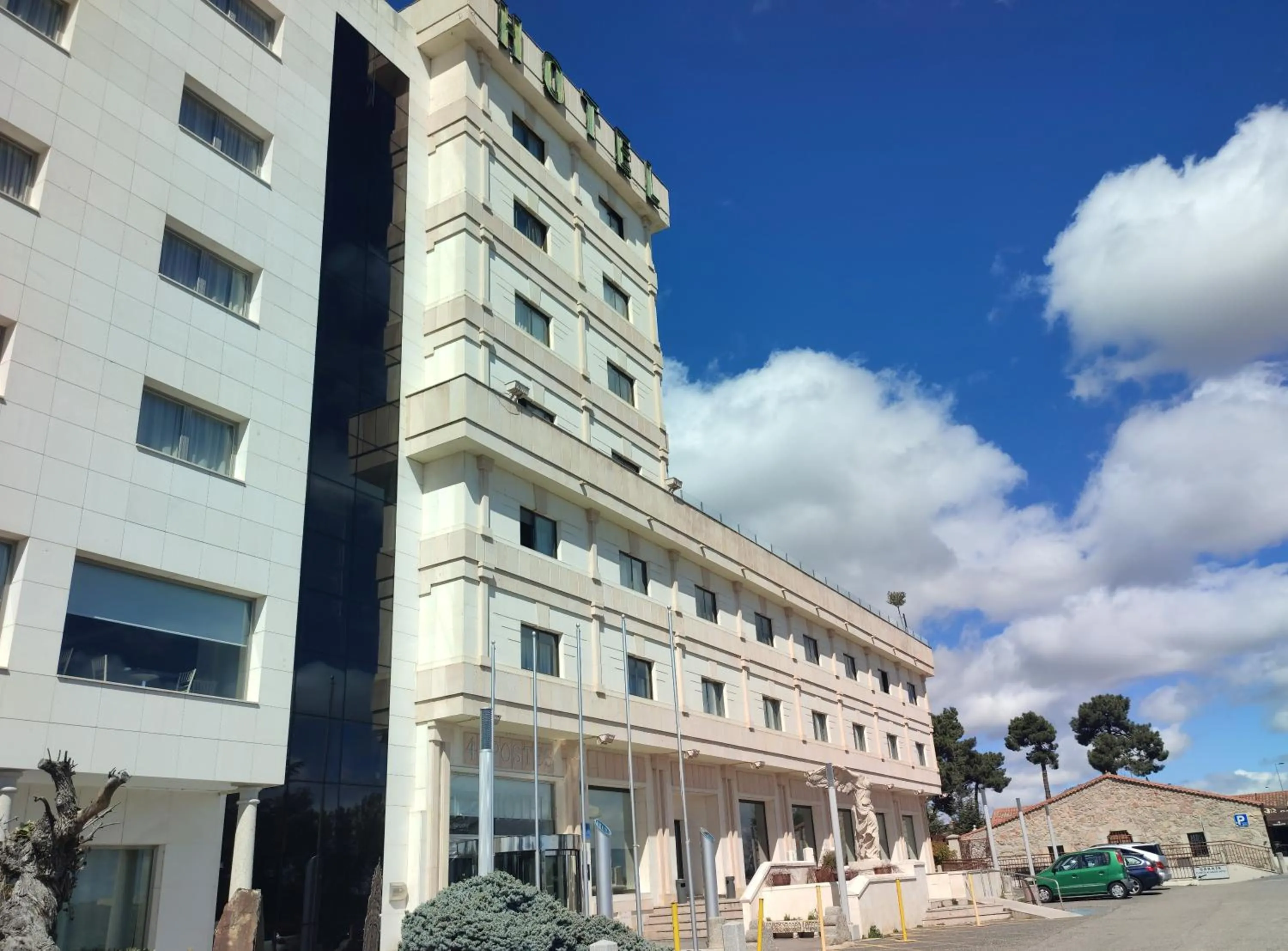 Property building in Hotel Sercotel Cuatro Postes