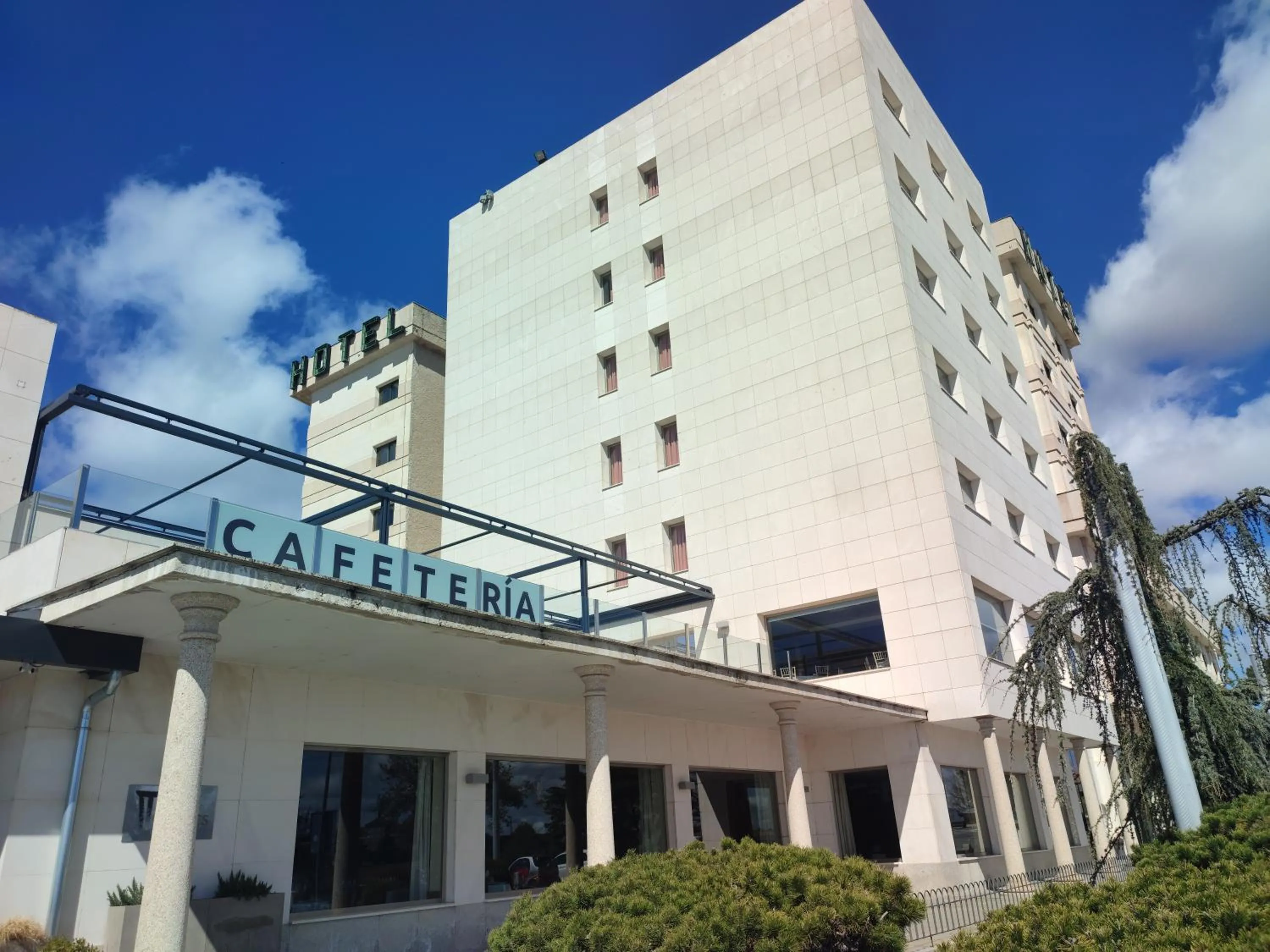 Property building in Hotel Sercotel Cuatro Postes