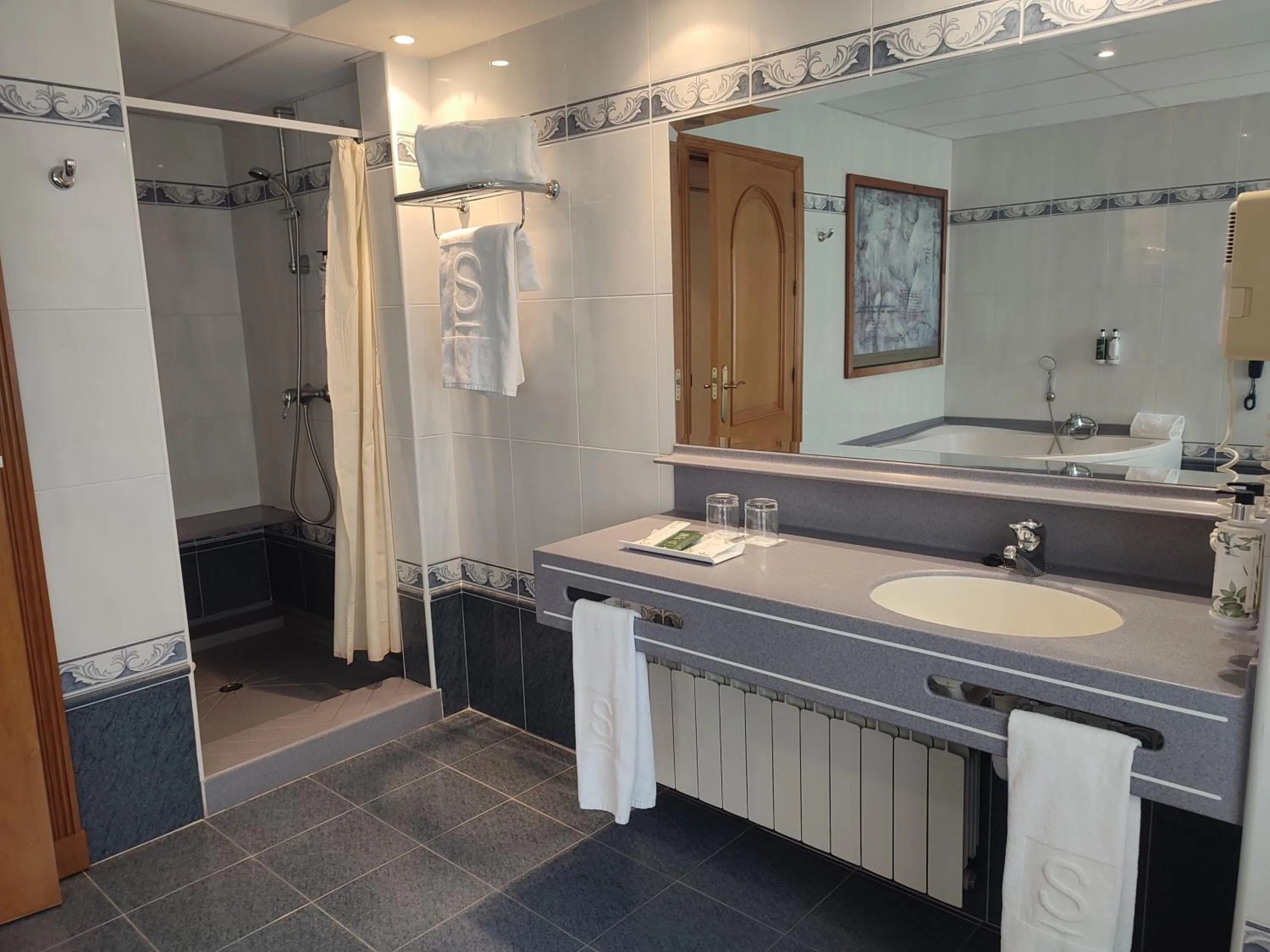 Shower in Hotel Sercotel Cuatro Postes