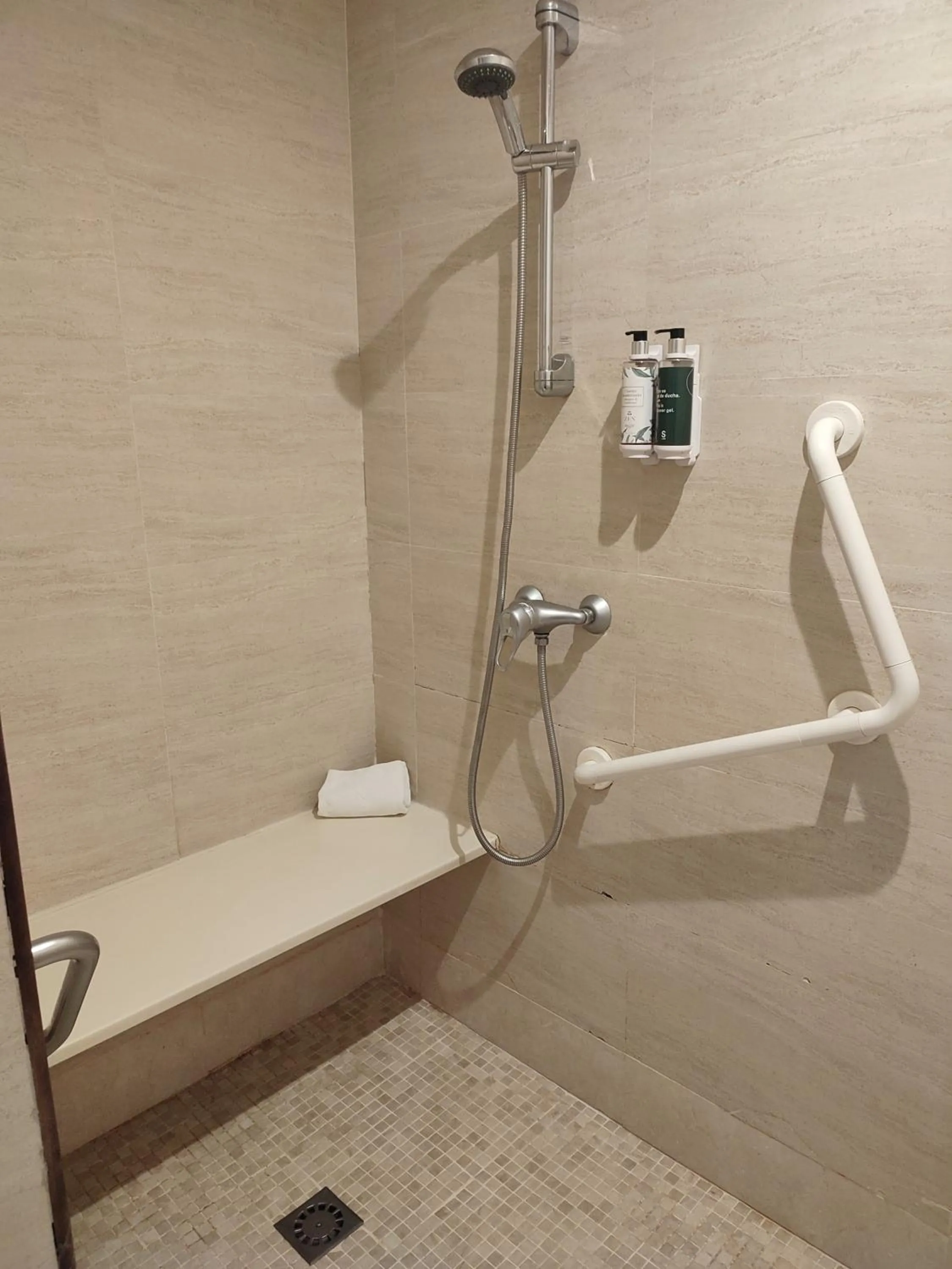 Shower in Hotel Sercotel Cuatro Postes