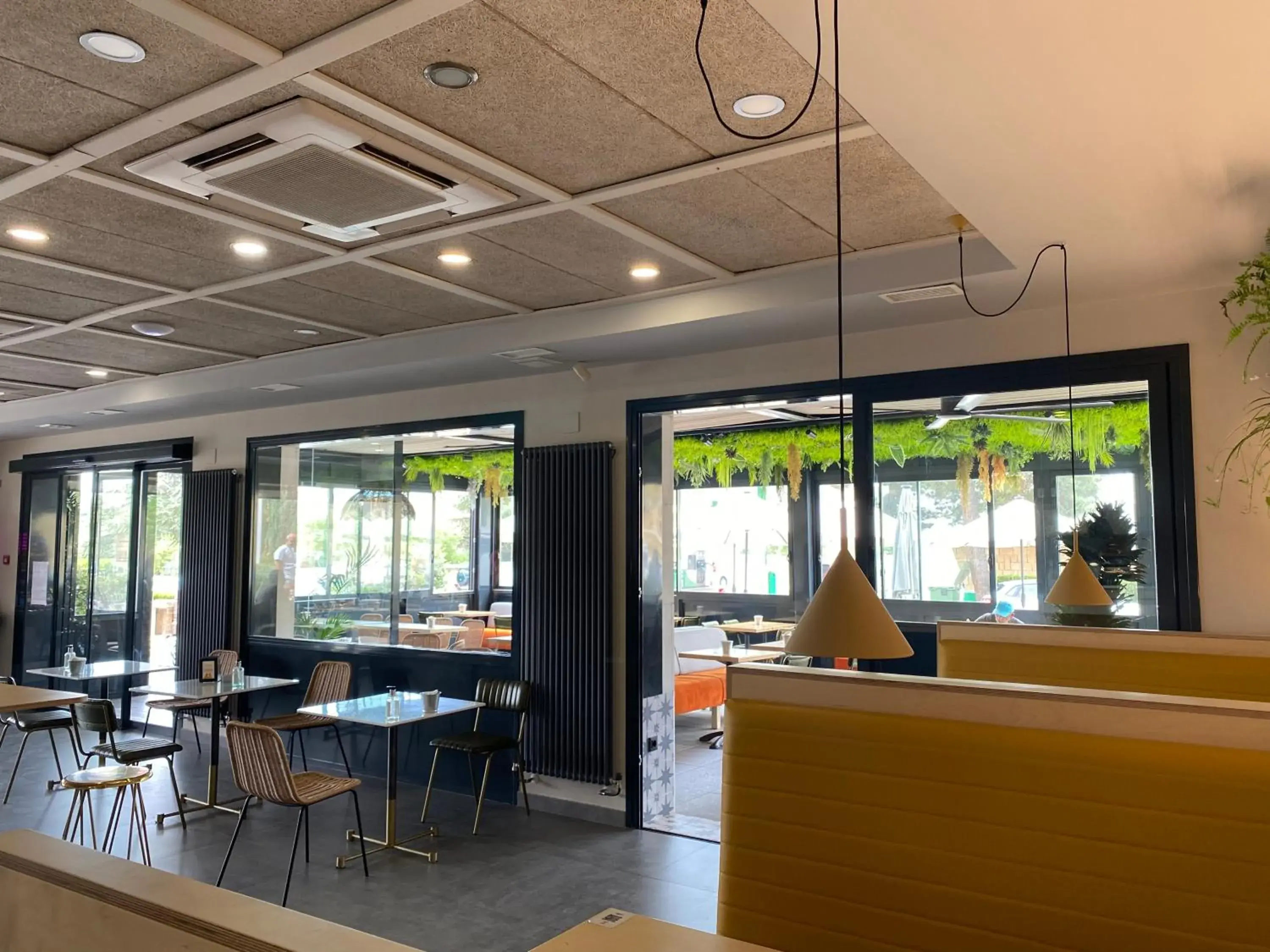 Lounge or bar in Hotel Sercotel Cuatro Postes Lounge or bar in Hotel Sercotel Cuatro Postes