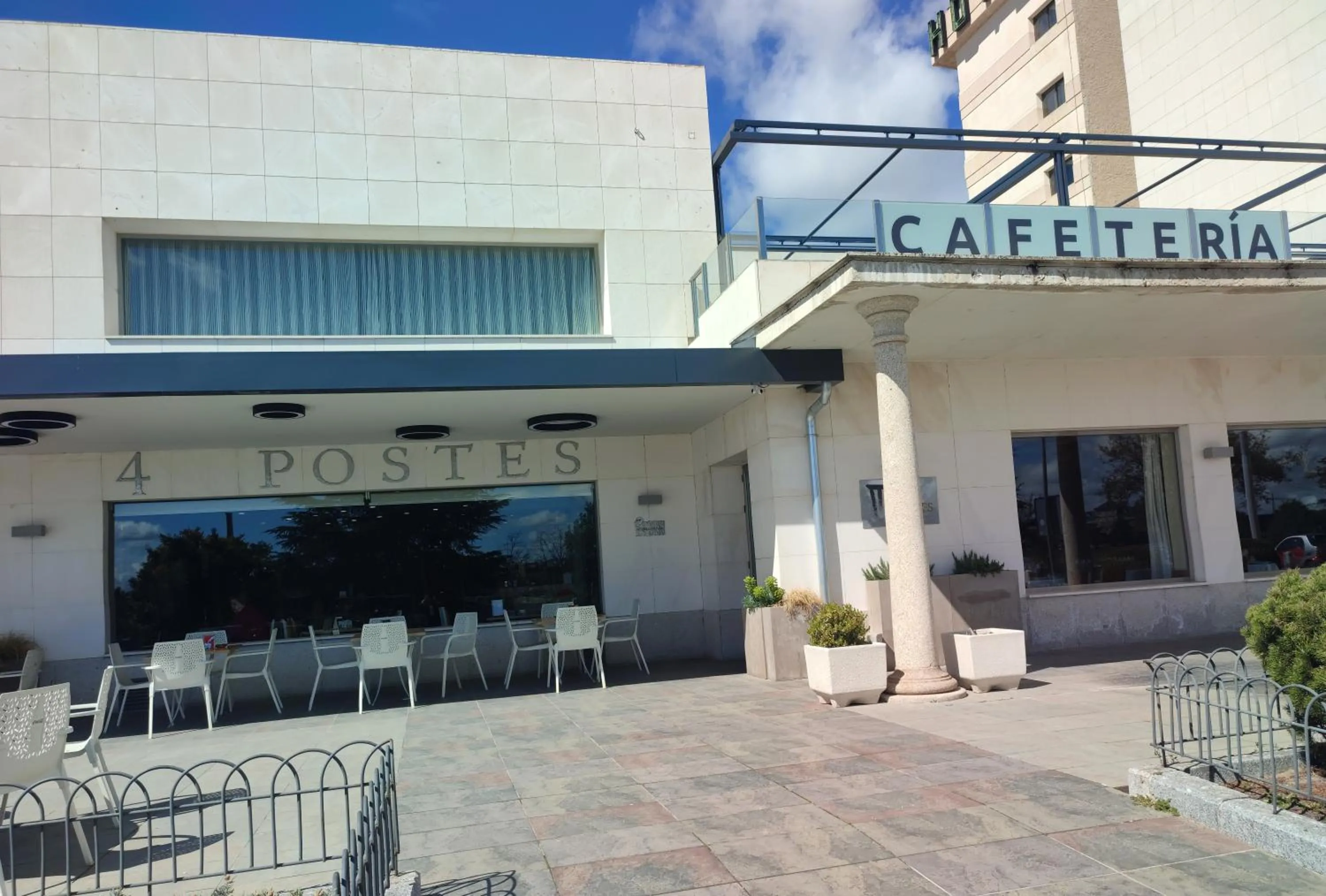 Property building in Hotel Sercotel Cuatro Postes