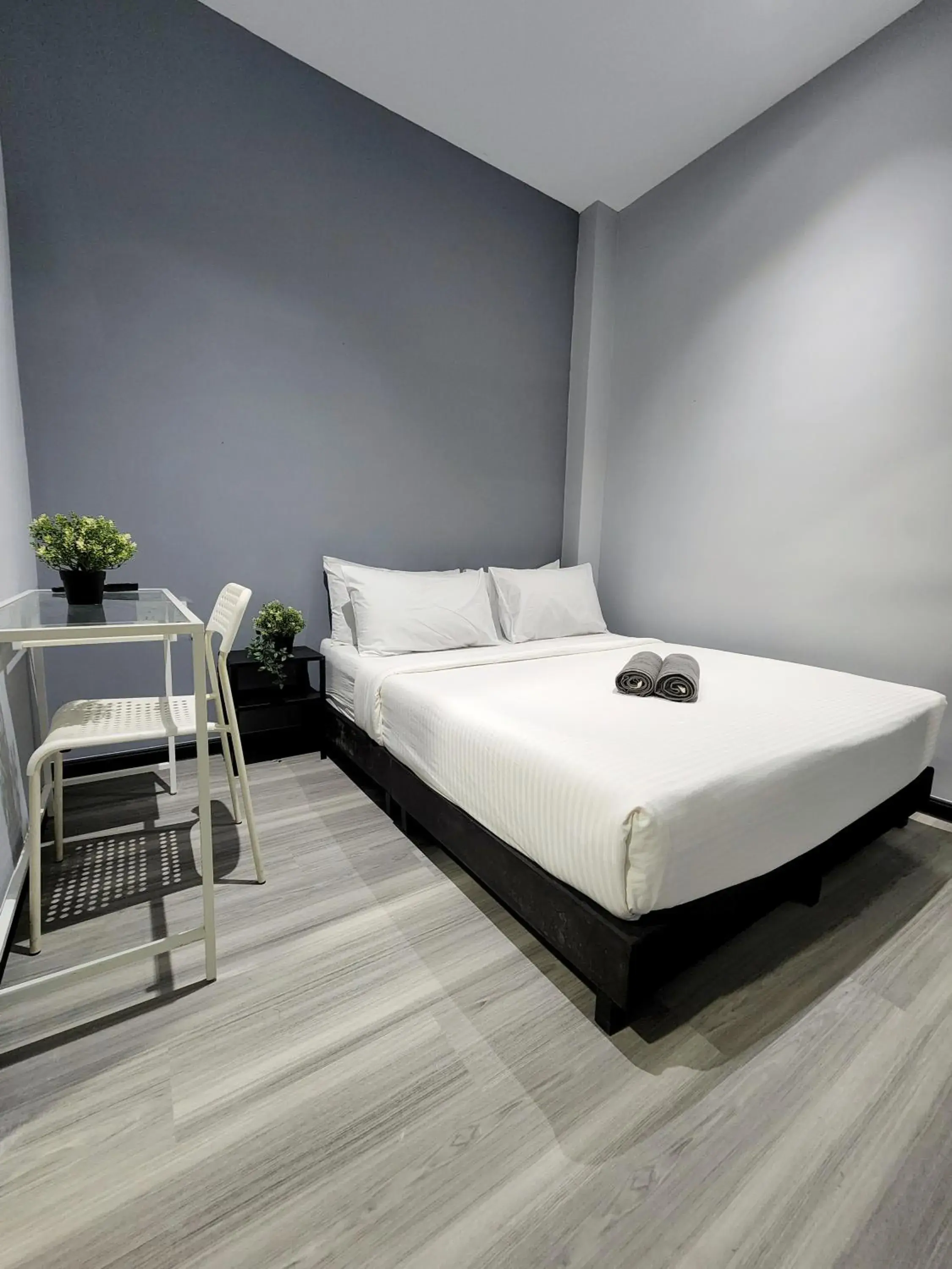 Deluxe Queen Room - single occupancy in Gurney Coast Guest House by Sky Hive Deluxe Queen Room - single occupancy in Gurney Coast Guest House by Sky Hive