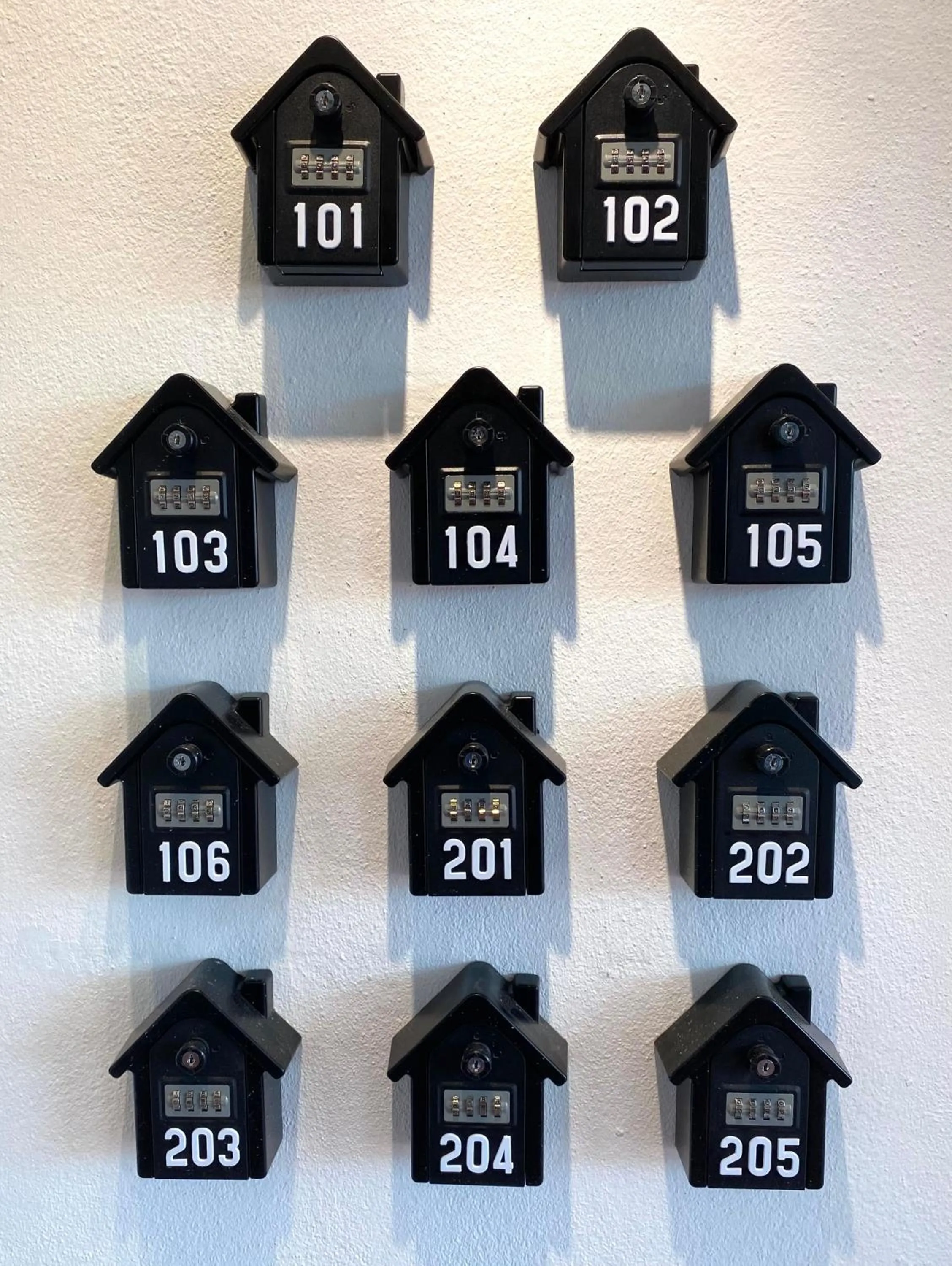 microwave in Gurney Coast Guest House by Sky Hive