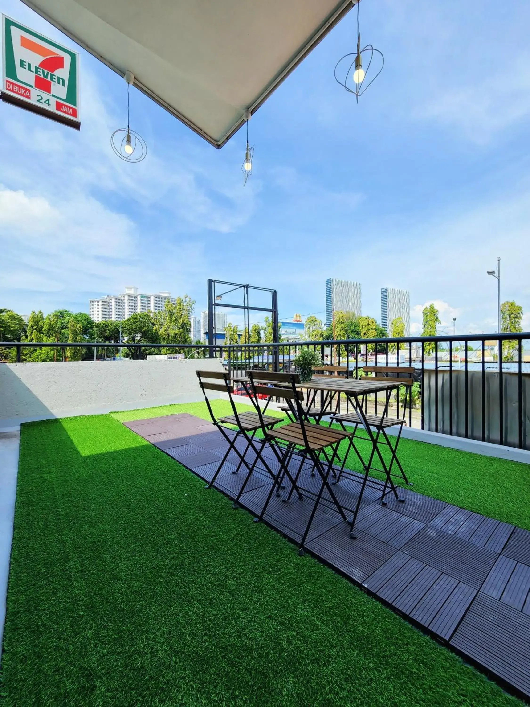 Family Room with Balcony in Gurney Coast Guest House by Sky Hive Family Room with Balcony in Gurney Coast Guest House by Sky Hive