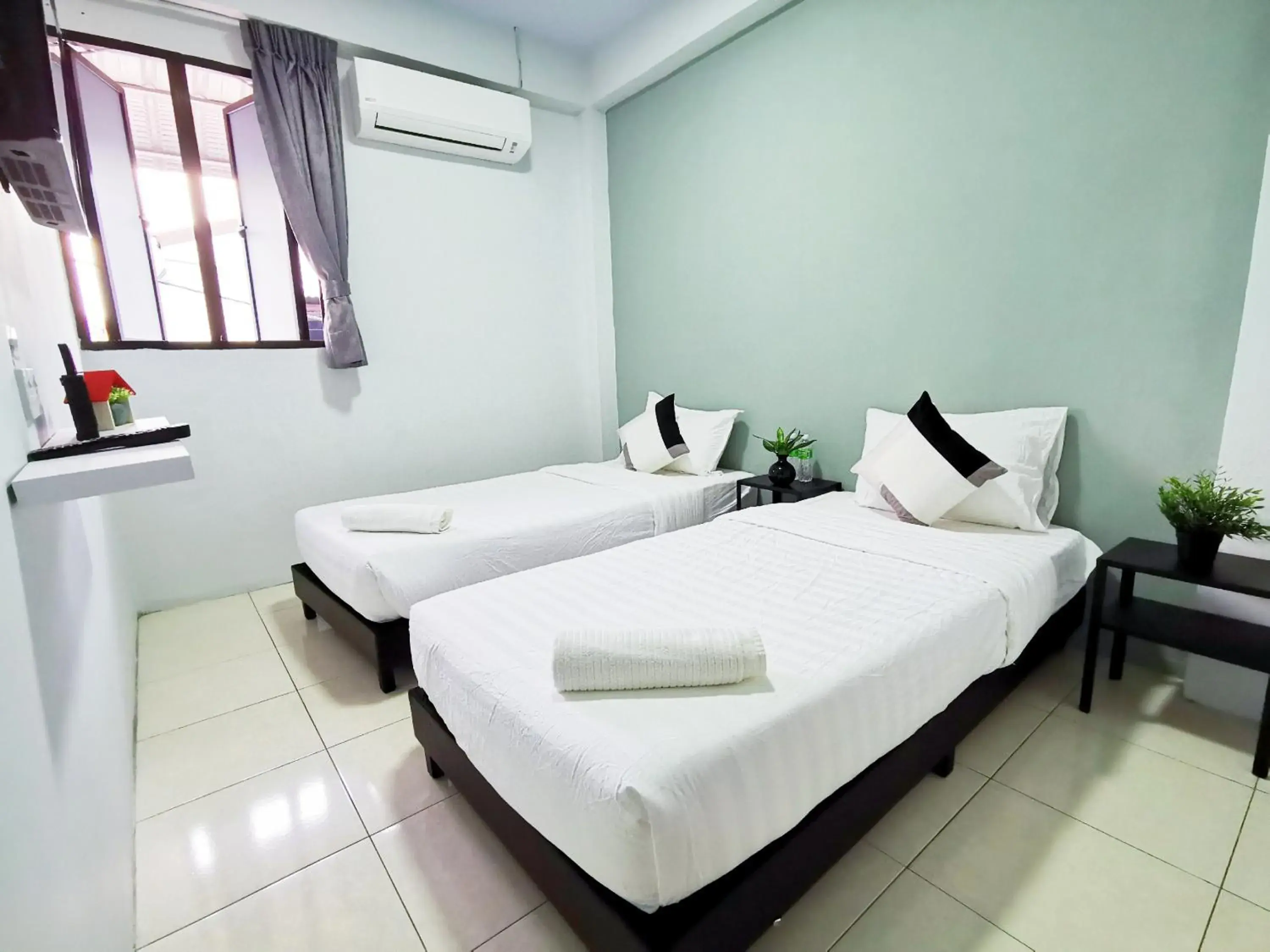 Deluxe Twin Room in Gurney Coast Guest House by Sky Hive Deluxe Twin Room in Gurney Coast Guest House by Sky Hive
