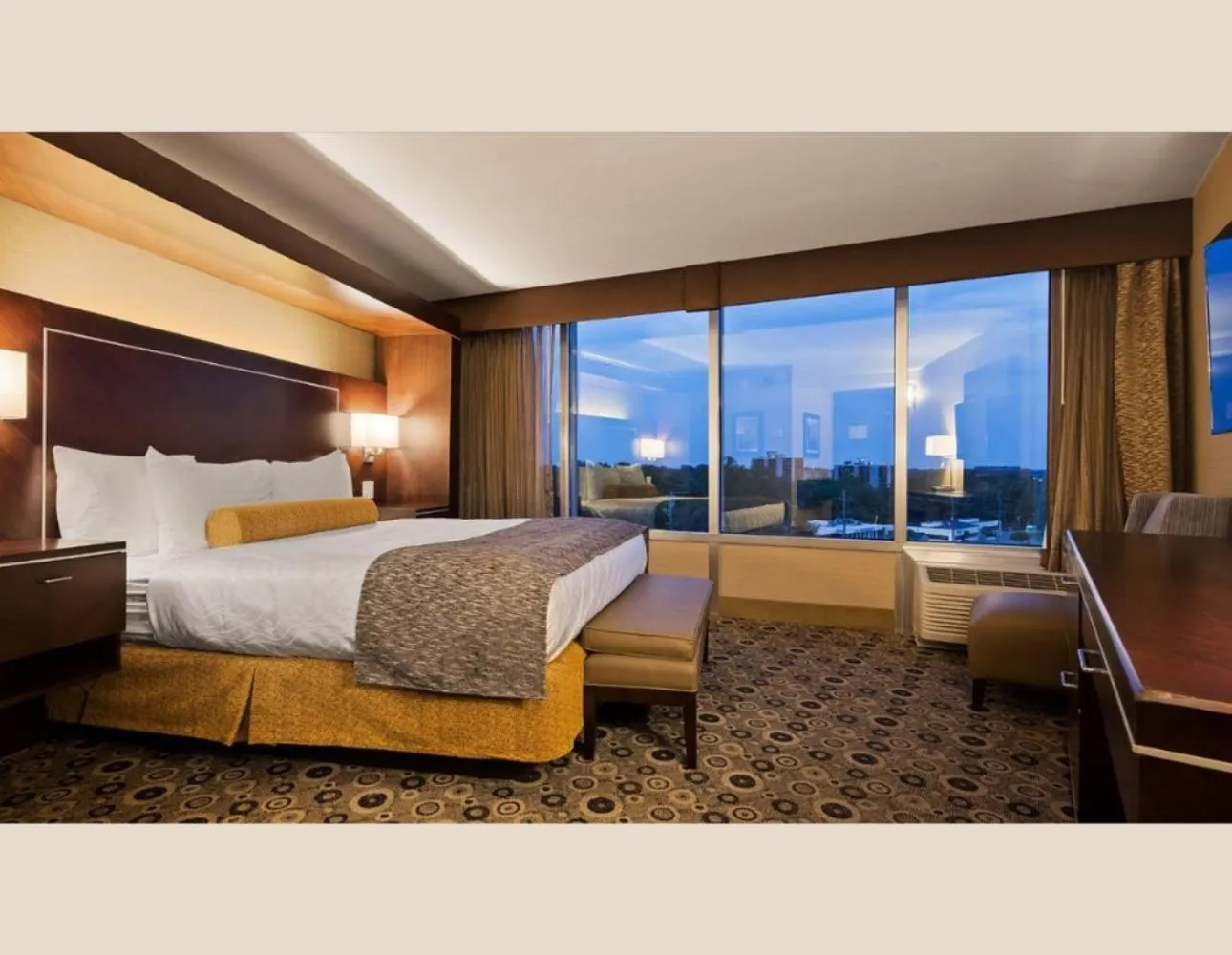 City view, Bed in Radisson Hotel Southfield-Detroit