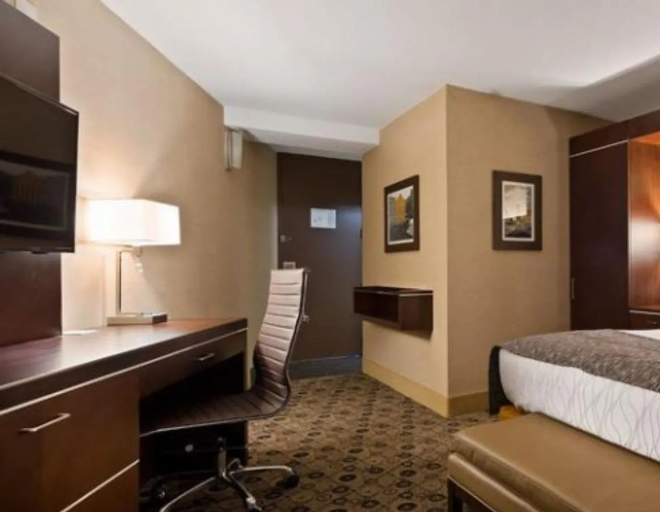 TV and multimedia, Bed in Radisson Hotel Southfield-Detroit