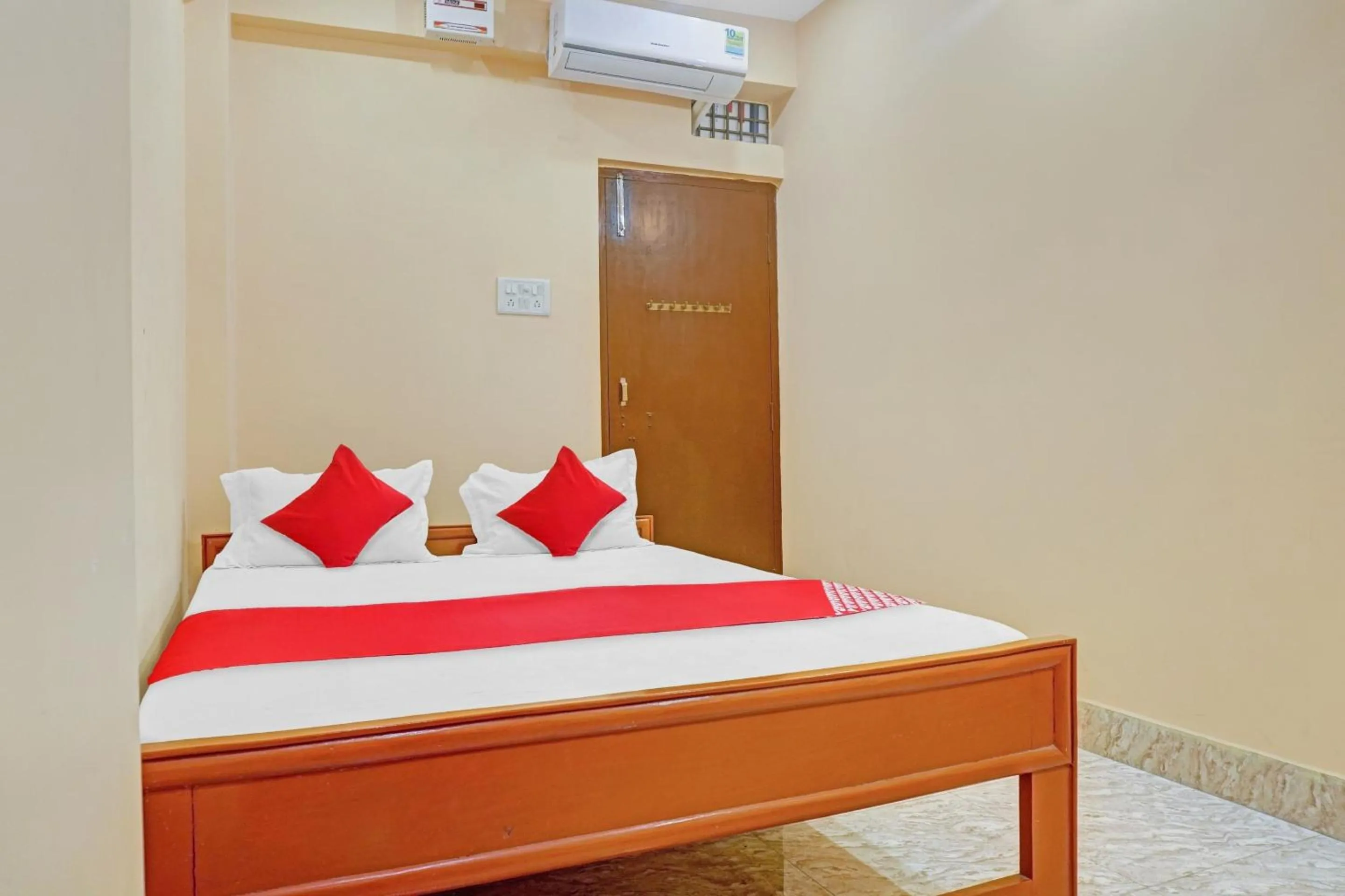 Bedroom, Bed in Hotel O Shree New Hotel Rajdhani