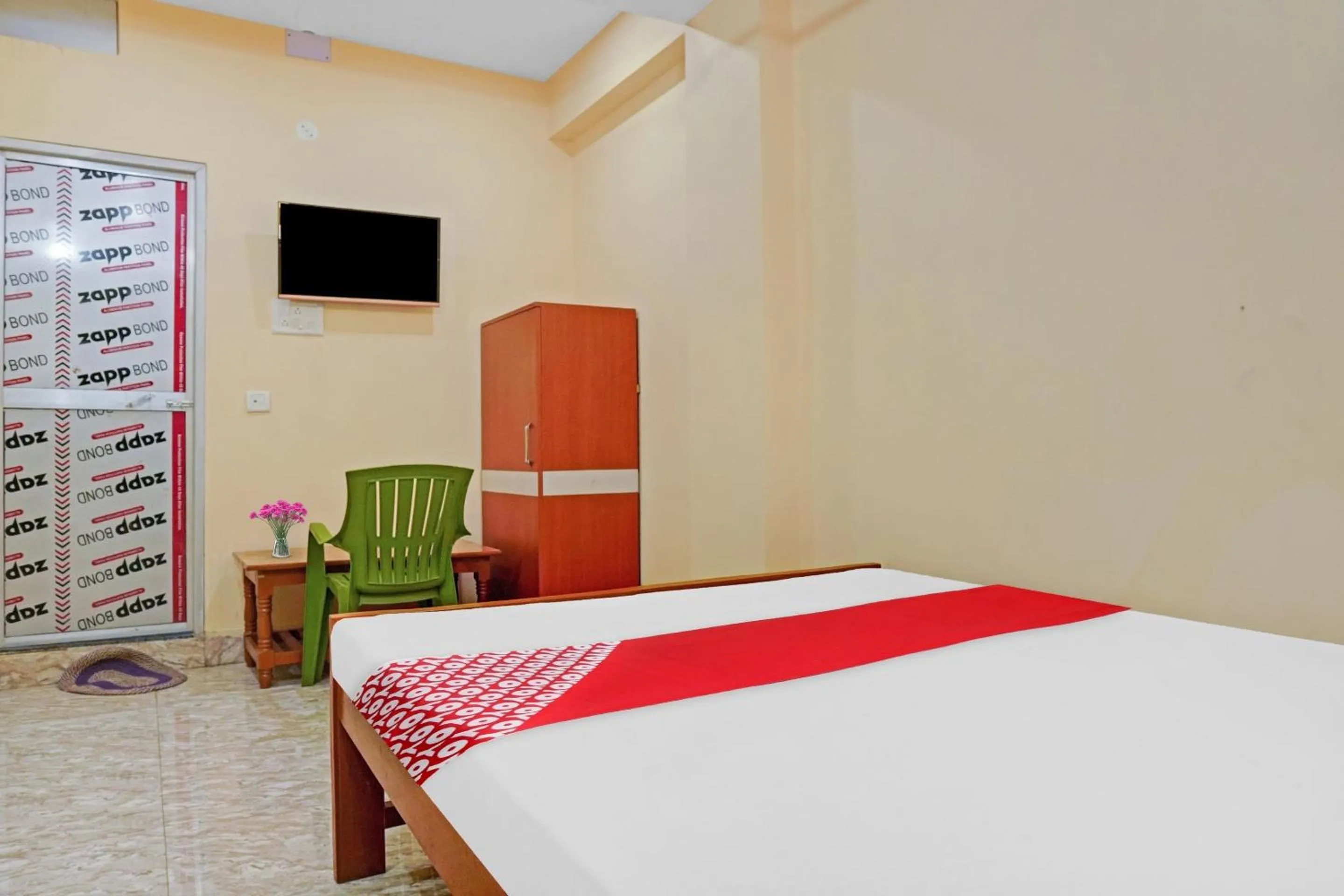 Facade/entrance, Bed in Hotel O Shree New Hotel Rajdhani