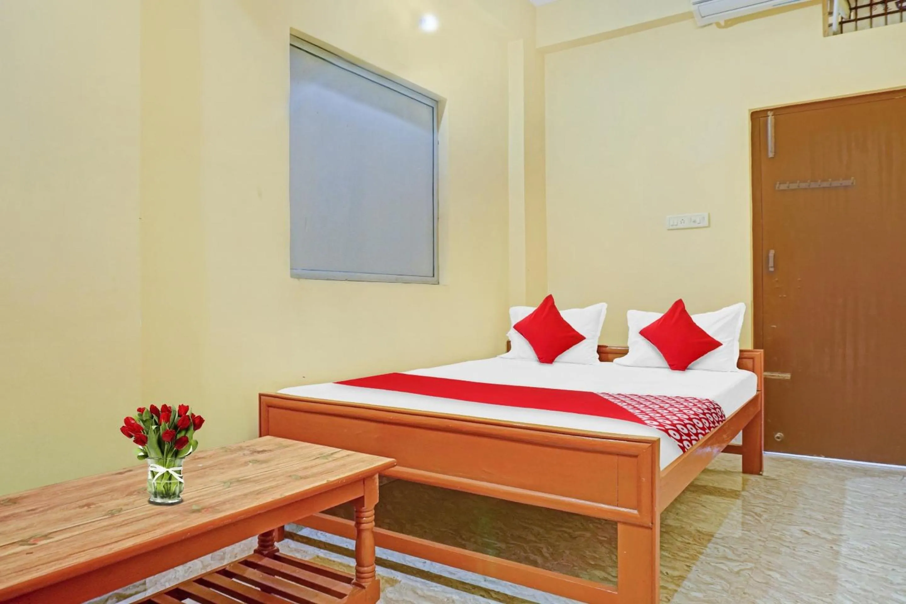 Bedroom, Bed in Hotel O Shree New Hotel Rajdhani
