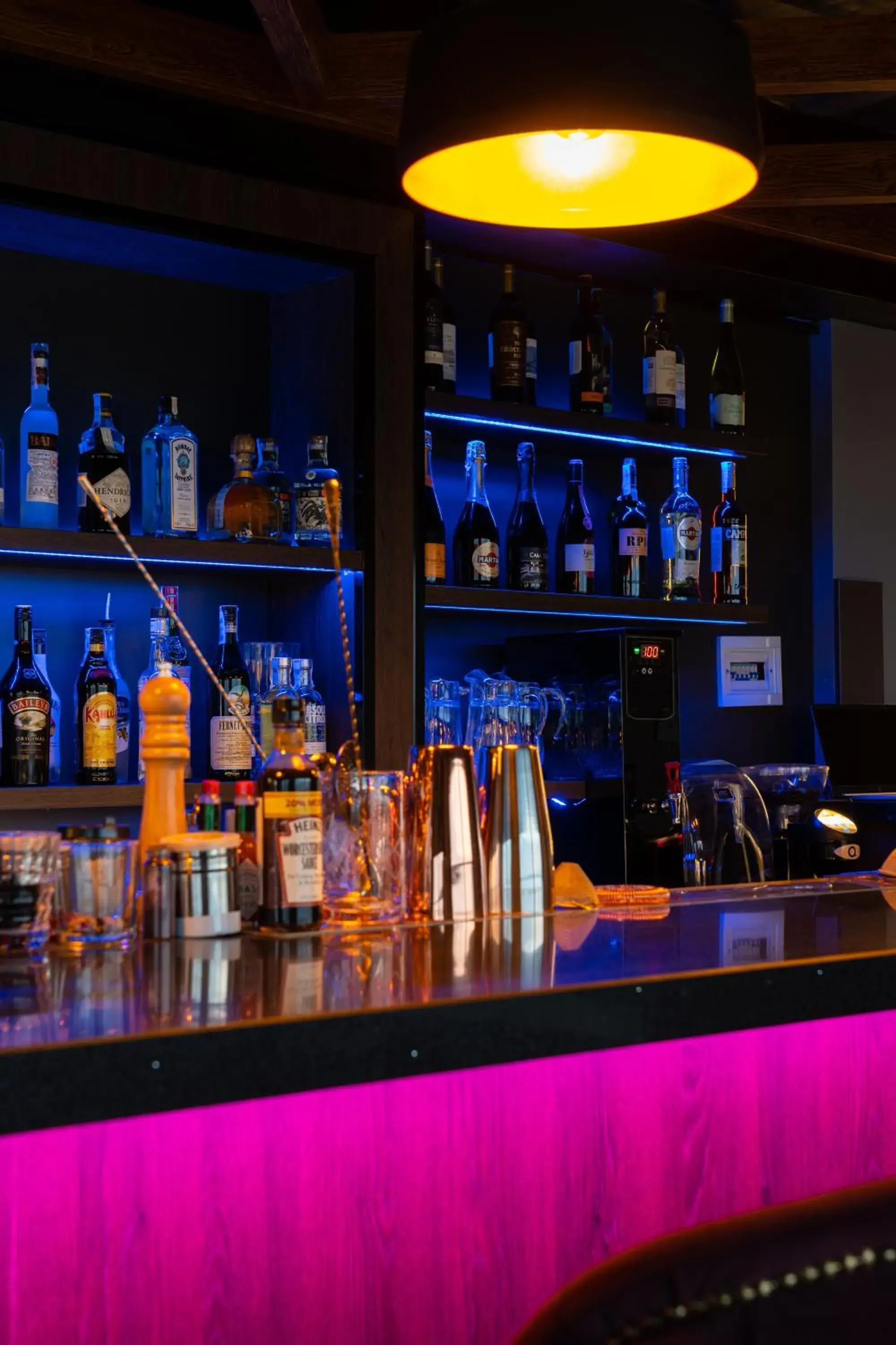 Lounge or bar in Shamsan Airport Hotel Lounge or bar in Shamsan Airport Hotel