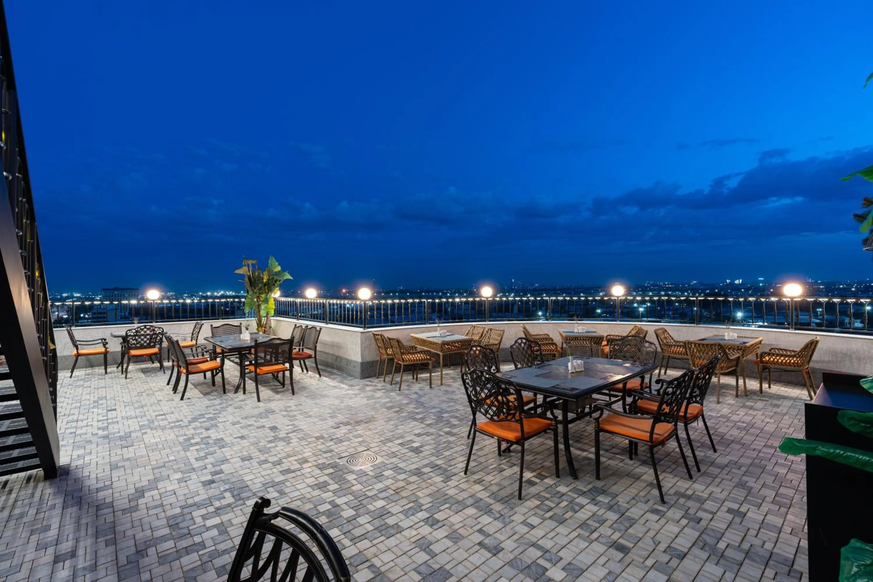 Night in Shamsan Airport Hotel